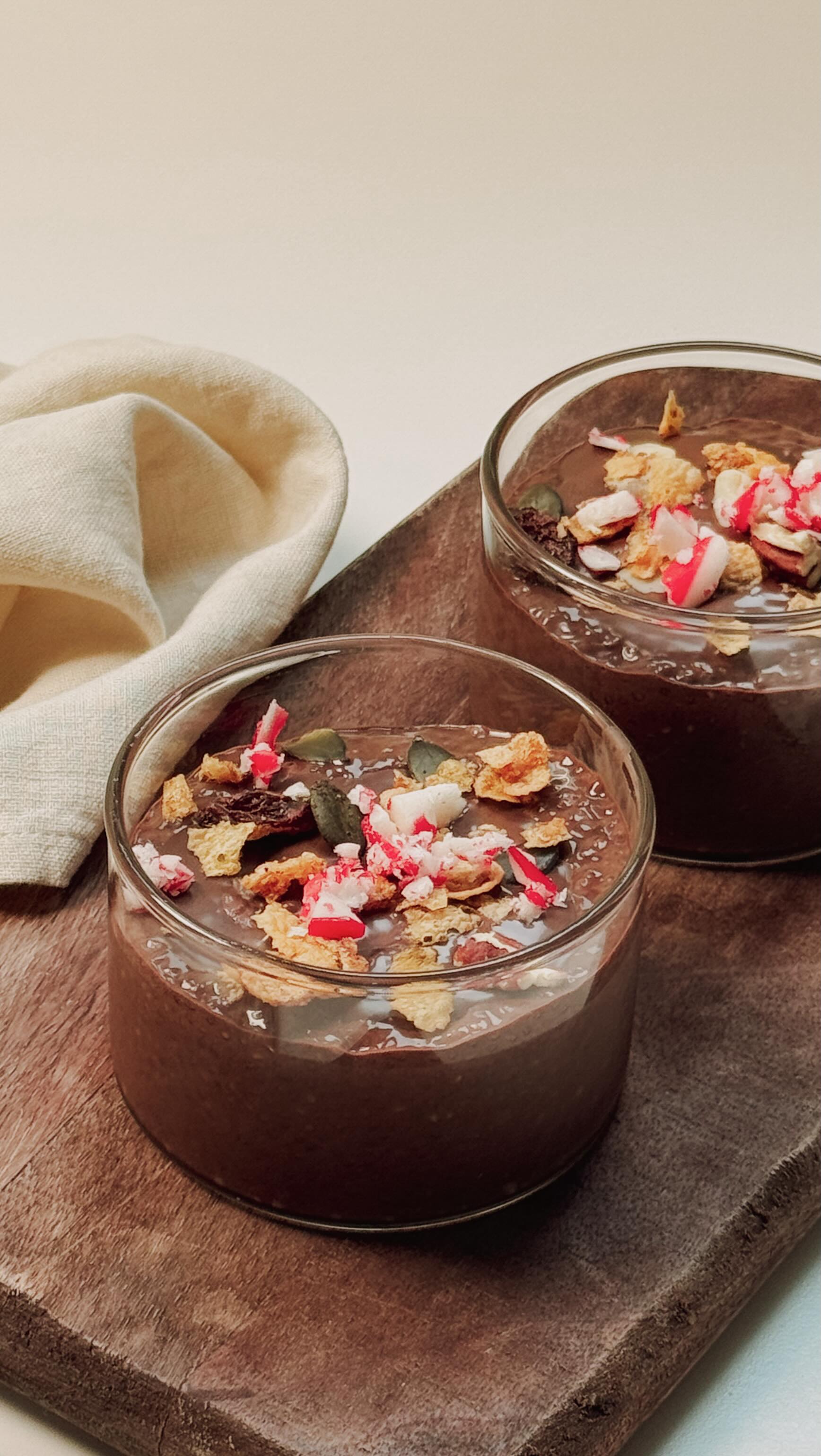 PUDDING DE CHIA MOCHA À LA MENTHE POIVRÉE 🍫
Une nouvelle recette gourmande, saine et réconfortante, sublimée par nos granolas sans gluten, artisanaux et fabriqués en Suisse 🇨🇭✨.
Quand le chocolat rencontre le café, la fraîcheur de la menthe… et le croquant de nos granolas 💚
🥣POURQUOI ON ADORE ?
✔️ Riche en fibres & en oméga-3 grâce aux graines de chia
✔️ Source d’énergie naturelle (café + cacao)
✔️ Sans gluten, sans sucres raffinés
✔️ Parfait au petit-déjeuner ou en dessert
✔️ Le croquant unique de nos granolas suisses faits avec amour
INGRÉDIENTS:
- 3 c. à soupe de graines de chia
- 2 c. à soupe de cacao en poudre
- 1 c. à soupe de sirop d’érable
- ½ c. à café d’extrait de menthe poivrée
- 60 g de café infusé
- 180 g de lait d’avoine
GARNITURES:
- Chocolat fondu
- @lesgranolasdejenny
- Sucre d’orge (candy cane) concassé
PRÉPARATION:
➡️ Mélanger tous les ingrédients dans un bol
➡️ Couvrir et placer au réfrigérateur jusqu’à ce que le mélange épaississe
➡️ Une fois le pudding pris, répartir dans des ramequins
➡️ Ajouter le chocolat fondu sur le dessus
➡️ Parsemer de granola et de sucre d’orge concassé 🍫🌿
#lesgranolasdejenny #granola #glutenfree #artisanal #switzerland