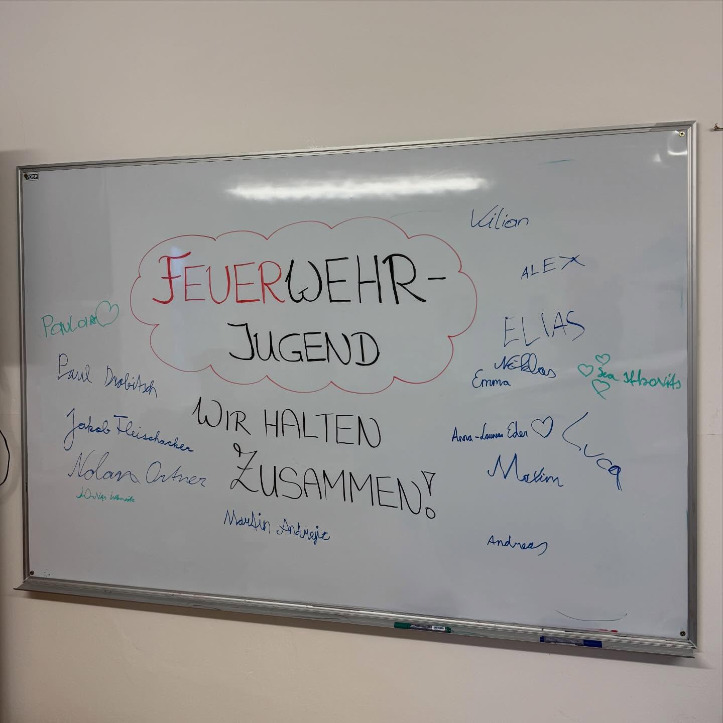 🚒🔥‼️24.01.2026 – FEUERWEHRJUGEND GROSSPETERSDORF startet rigoros!‼️🔥🚒
Mit Anfang 2026 dürfen wir 10! neue Feuerwehrjugendliche begrüßen, die (fast) allesamt aus unseren Feuerwehrkids hervorgekommen sind. Herzlich Willkommen und freut Euch auf eine spannende Zeit!
Das erste Treffen hat mit 16 Jugendlichen begonnen (einige sind ja schon länger dabei) und wir starteten mit den Vorbereitungen für den bevorstehenden Wissenstest.
Fragen – Knoten – Allgemeinwissen und viel Spaß standen im Vordergrund!
Wichtig ist uns auch das kameradschaftliche Miteinander! Gemeinsam sind wir stark, gemeinsam unterstützen wir uns und die erfahrenen Jugendfeuerwehrmänner sind Vorbild für die „neue Generation“. 👍💪🫡🚒🔥🧯
© SJF