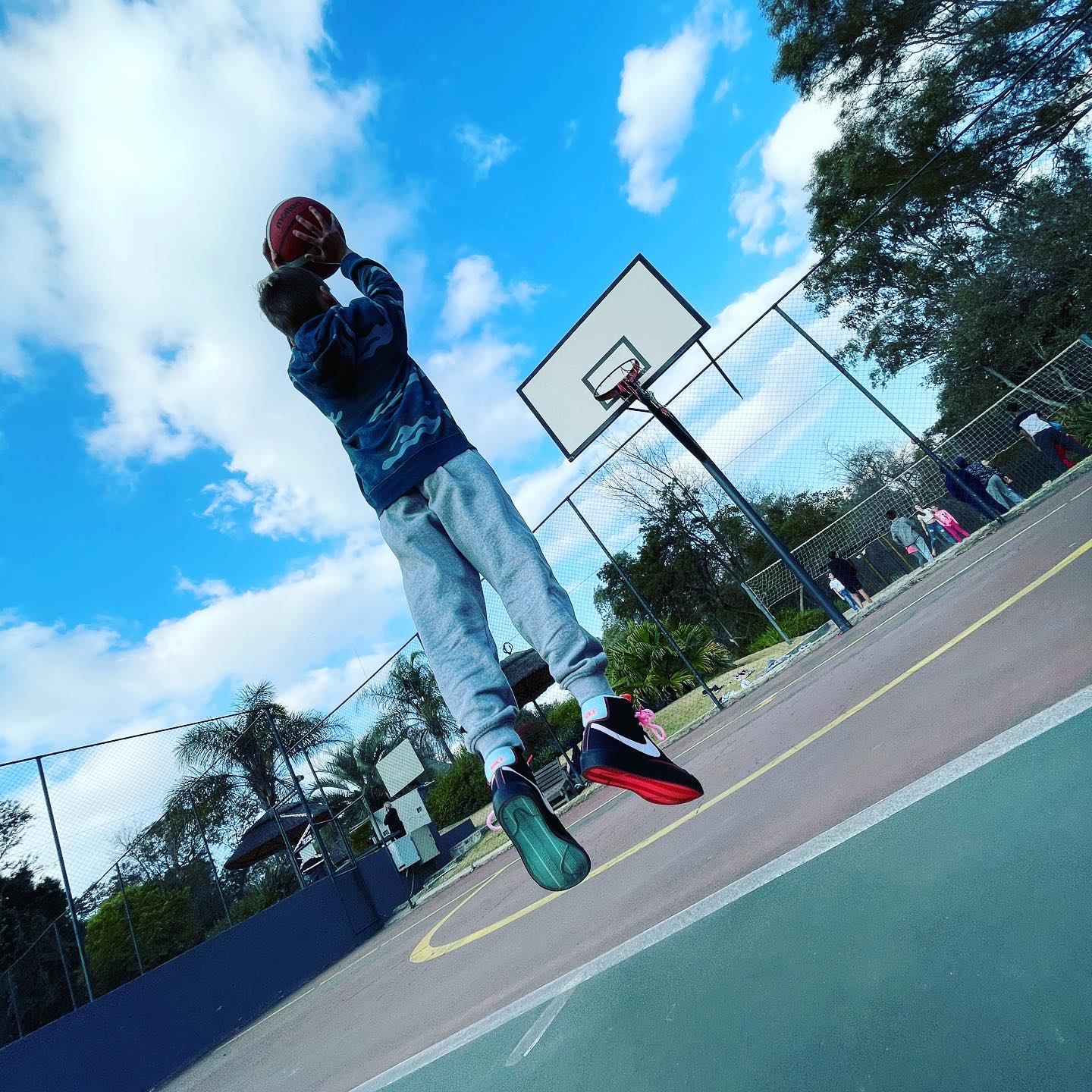 It’s a good day to shoot some hoops at Riverglades 😋 #basketball #hoops #rivergladesestate #basketballcourt