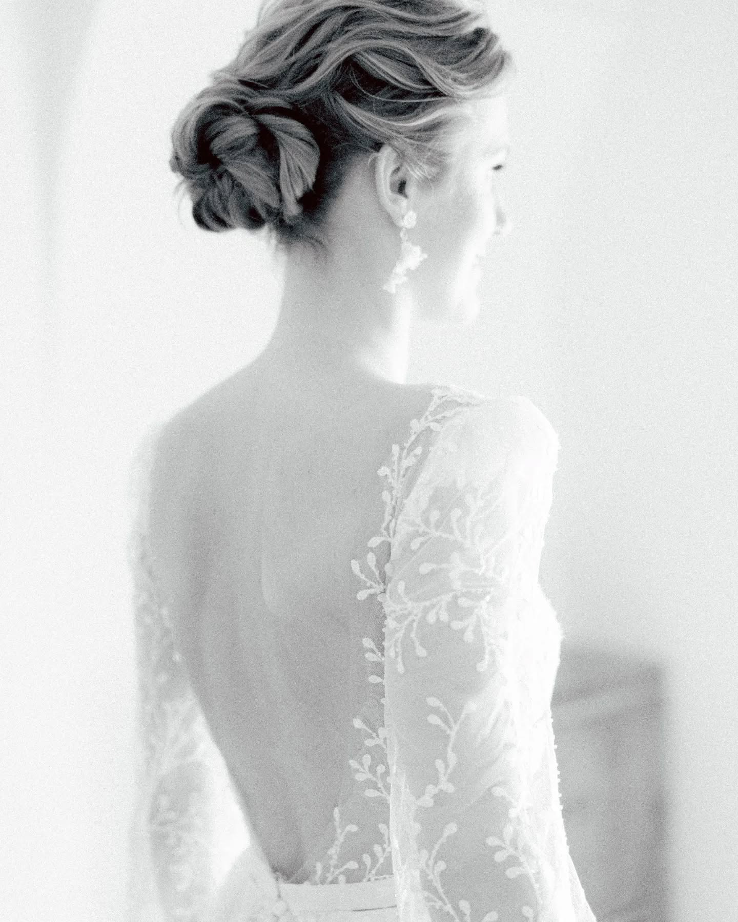 I mean, even her neck is gorgeous. ✨
Design, Planning & Styling: @mosaique_events
Photography mentoring : @sarahstefaniofficial
Cinematography: @2become1video
Venue: @ayroldi_masseria
Catering: @rotondocatering
Bar Services: @joebarcatering
Sound&Light: @siteartevents
Flowers: @corcortezfloral
Graphic Design: @atelier_invitations
Furniture & Tableware Rentals: @allestimentilerose
Band: @sunbirdsduo
Bridal Shoes: @bellabelleshoes
Wedding Dress: @julievinobridal
Muah: @sots_muah
___
#weddingportrait
#frenchwedding
#frenchweddingphotographer
#destinationwedding
#destinationweddingfrance
#destinationweddingitaly
#luxurywedding