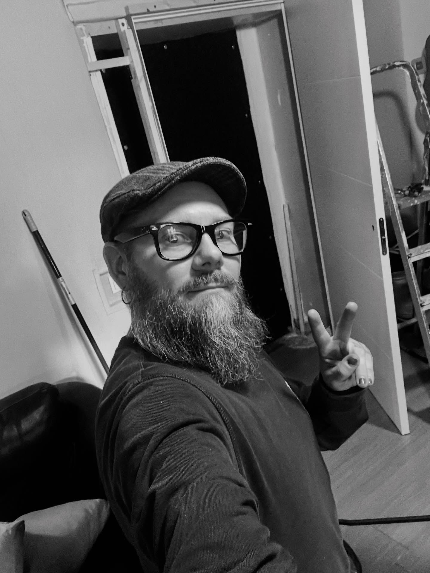 interesting renovation day at the studio with @pastorimaatta . incredible he is an artist, voiceover and renovation man. so almost perfect!😃🤝
#recordingstudio #artist #renevation #musicproducer