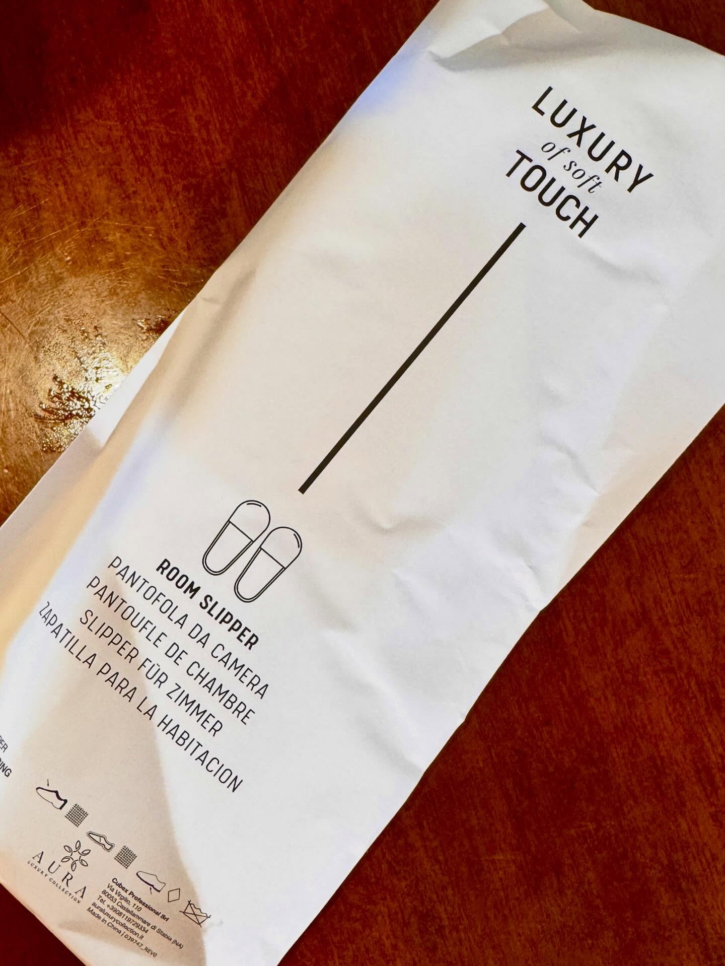 It’s the details that set us apart from others. At Ruffino you walk on clouds. In each room there are soft slippers. We have tried different versions. These are lovely to put your feet in in the morning when the sun rises and the birds sing. At Ruffino you are completely free to slip into slippers in the garden, your room and around the pool.