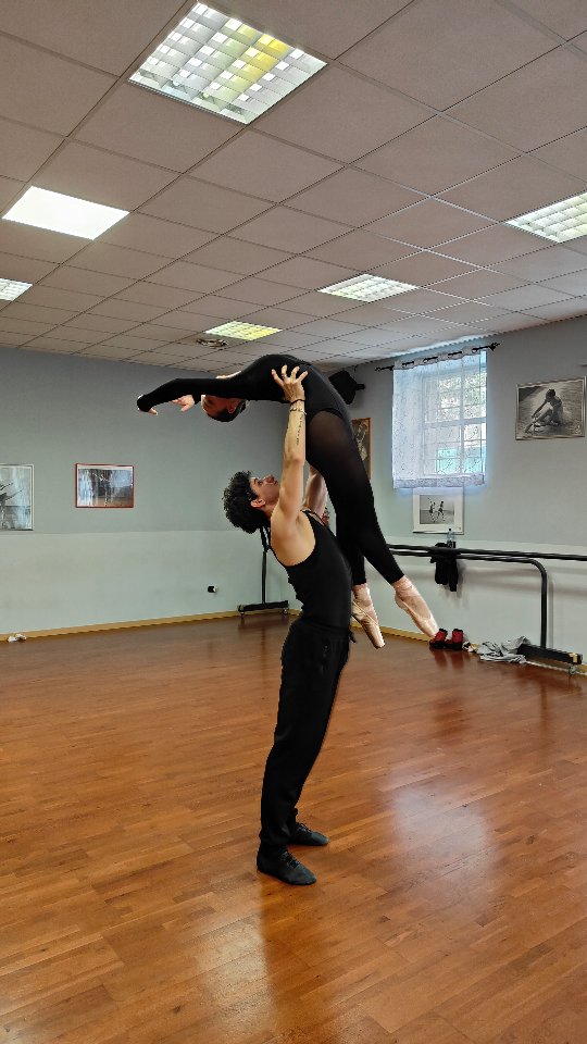 Stage di passo a due con il Maestro @antonio.trerotola e con l'assistente @luke_narcisi
#danza#danzaclassica#dance#pasdedeux