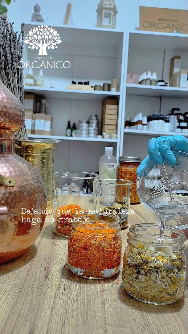 En mis formulas, los extractos son una parte esencial.
Son la forma en la que dejo que las plantas entreguen, con calma, todo lo que pueden ofrecerle a la piel 🌼
En este caso, caléndula y manzanilla…
dos aliadas maravillosas por su efecto calmante, suavizante y reparador ✨
Ideales para pieles sensibles, resecas o que necesitan un cuidado amoroso.
Lo bonito de trabajar con extractos es que no se fuerzan.
Se hacen con tiempo, paciencia y respeto por el ritmo de la naturaleza 🌿
Y eso mismo es lo que busco en cada producto:
ingredientes reales, procesos conscientes y resultados que se sienten 🤍
#extractobotanicos #organico #natural #cosmeticanatural #ecoamigable #cuidadofacial #facial #vegano #extractocalendula #extractomanzanilla