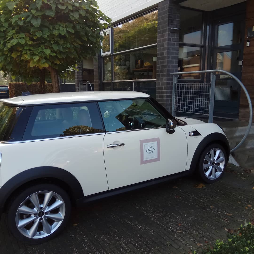 De auto met logo van The Beauty Case rijdt al rond. Nu de salon nog openen! 😁