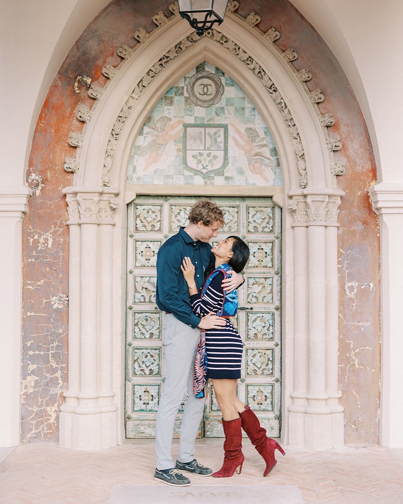 Demain, j’aurai le privilège de les accompagner lors de leur mariage au Château de Crémât. Nous nous sommes rencontrés il y a plusieurs mois lors d’une séance couple qui a failli être compromise en raison du mauvais temps, et puis, finalement entre 2 averses nous avons eu l’occasion de faire cette belle photo. Hâte d’être à demain 🎉💍❤️
.
.
#weddingsouthoffrance #fineartweddingphotographer #chateaudecremat #wedding2023 #wedding2024 #frenchrivierawedding #weddingfrenchriviera #rivierawedding #fineartweddingfrance