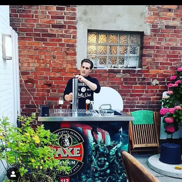 Today we raise our glasses to a true Faxe beer enthusiast on his special day! 🍻🥳 Though we have not shared a cold one in person, it is clear that David is a master of homemade bars and has amazing friends, who sent me this picture for his birthday today! 🎂 May your day be filled with hoppy moments and cold brews! #faxebeer #birthdaycheers #ezigarettendavid