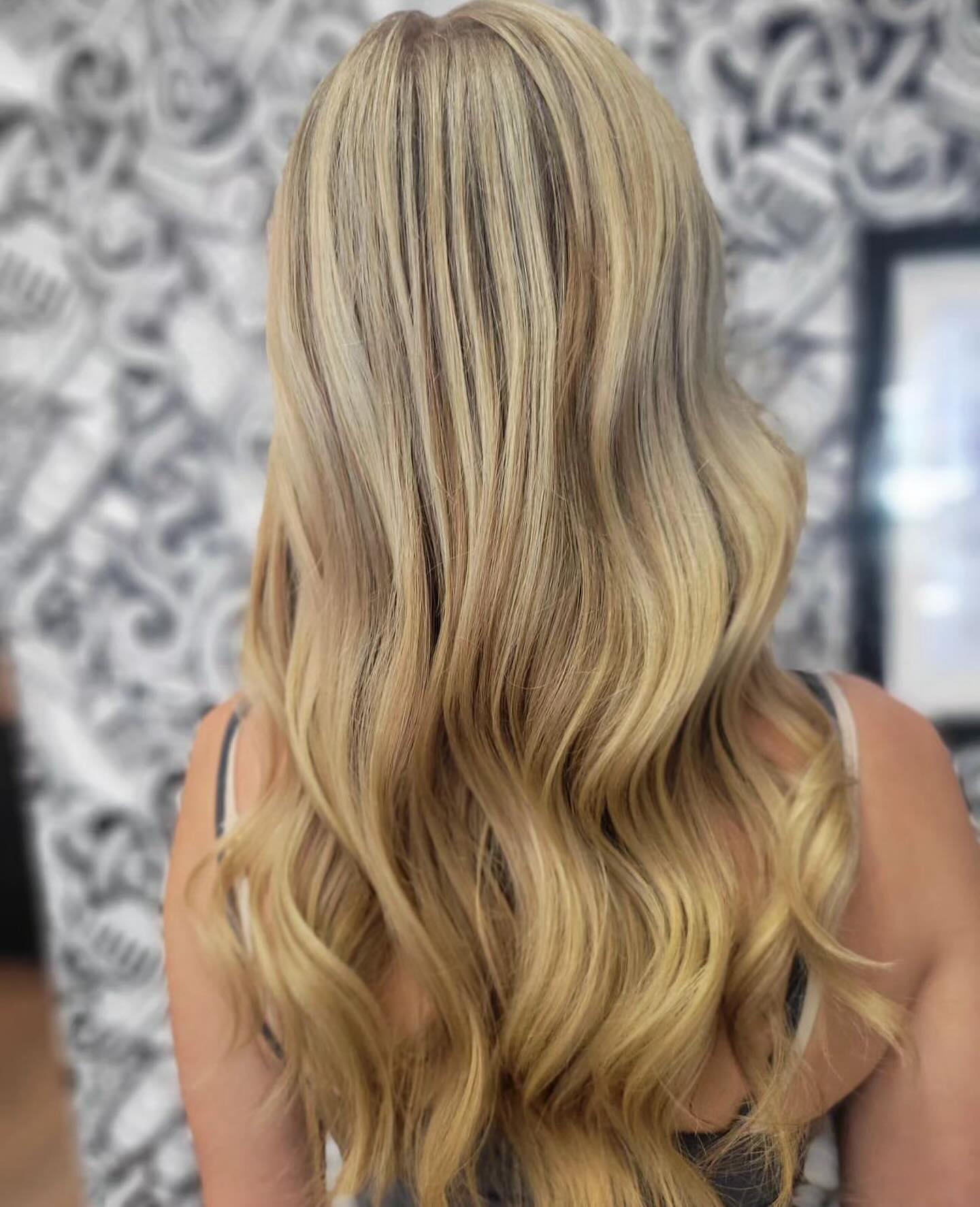 FALLing for this blonde || @hairrby_heather ✨
Schedule your appointments with Heather today!
•
•
#frenchtwist #hairsalon #newburyport #masalon