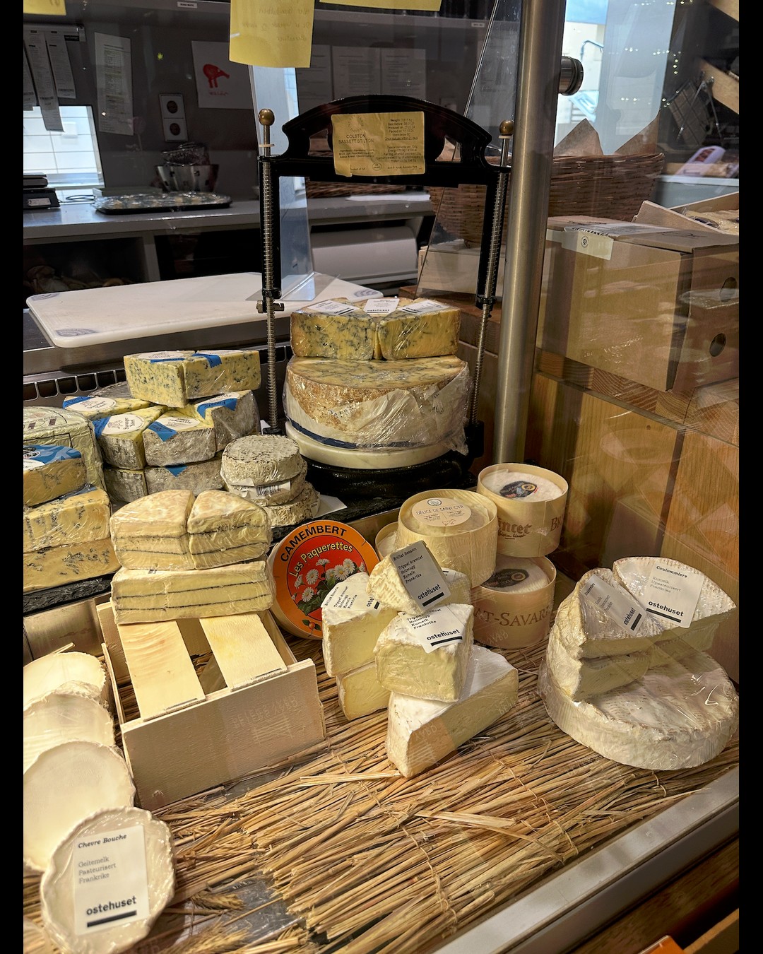 Lyst på litt osteglede? Akkurat nå får du 50 % på et utvalg av våre beste oster – fra mild brie med nøtter til smakfull stilton og kremete reblochon 🧀
Perfekt for deling rundt bordet eller til å nyte i ro og mak hjemme.