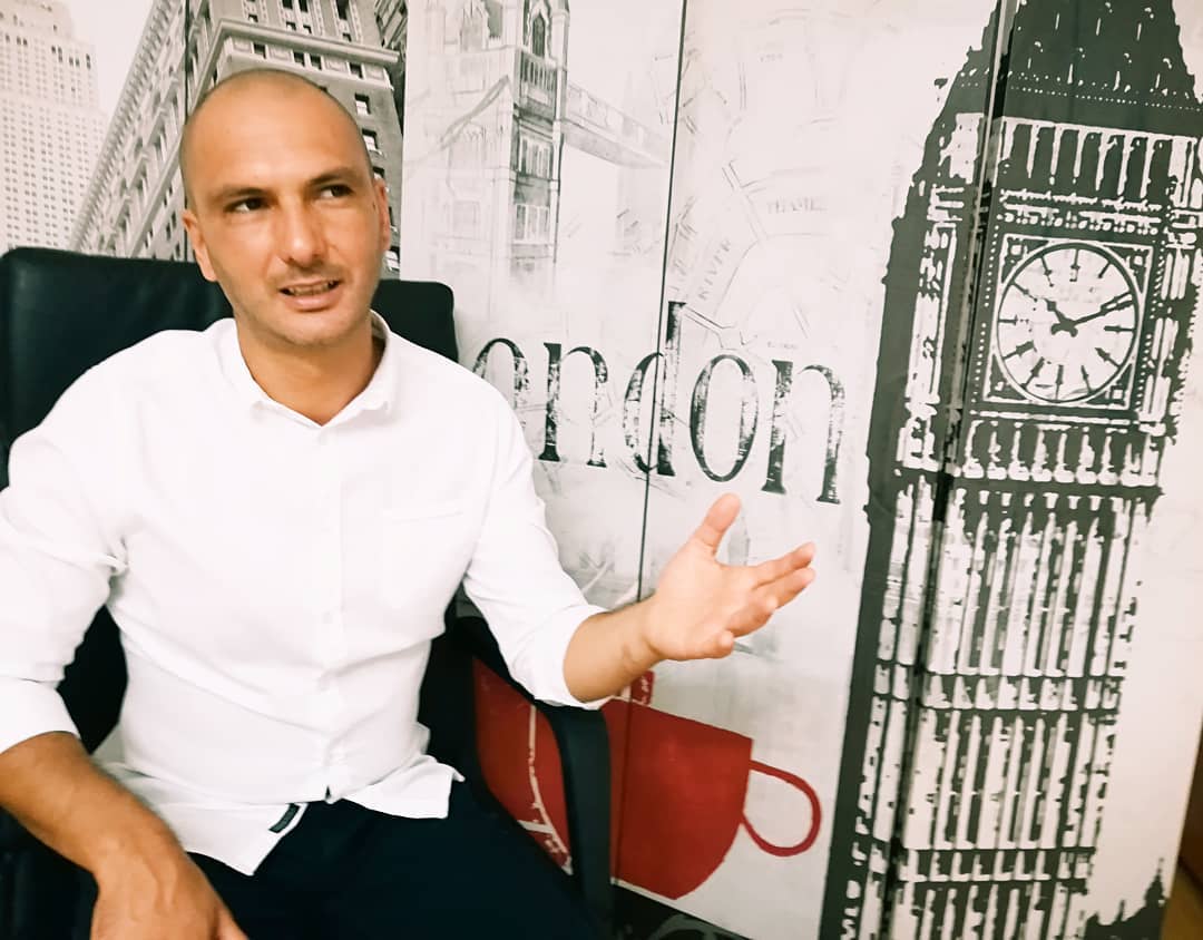 Quali sono le tue convinzioni ?
Il modo in cui ti approcci alla vita e il modo in cui pensi a te stesso nel mondo è il risultato di ciò che hai appreso nei primi anni della tua esistenza.
Infatti in quel momento un bambino apprende, dalle reazioni degli adulti che lo circondano, come percepire se stesso e la vita. E' un condizionamento molto forte.
Sulla base di quell'esperienza si arriva a delle conclusioni, che diventeranno le convinzioni su cosa aspettarsi da se stessi e dal mondo.
Se hai vissuto con persone molto infelici, piene di paura o di rabbia, potresti aver tratto delle conclusioni come : "Non mi va mai bene niente.", "Non merito la felicità", "Non riesco a fare niente","Nessuno mi amerà mai".
Crescendo si ha la tendenza a rimettere in scena l'ambiente emotivo appreso nei primi anni della vita familiare andando a riproporre lo stesso copione, come in un loop. Ci ritroveremo così a creare le nostre esperienze partendo da quei pensieri e stati d'animo che abbiamo dentro.
Questo loop può essere interrotto cambiando le nostre credenze, le nostre
convinzioni. Si tratta di prendere coscienza dei nostri pensieri e capire da dove hanno origine i nostri comportamenti.
A tal fine è possibile cambiare la matrice di queste dinamiche comportamentali attraverso Psych-k®, una metodologia veloce, efficace e potente per cambiare
le convinzioni più profonde che guidano la nostra vita.
C'è qualcosa che hai provato a fare nel passato senza riuscirci? Cosa vuoi invece nel futuro?
Contattami pure per una consulenza gratuita.
.
.
.
.
.
#crescitapersonale #cominciamoalmeglio #obiettivi #consapevolezza #valori #cagliari #instacagliari #cagliaricity #autostima #sardegna #sardinia #instasardegna #coachingcagliari #coachingsardegna #loop #parole #convinzioni #risultati #emozioni #spiritualità