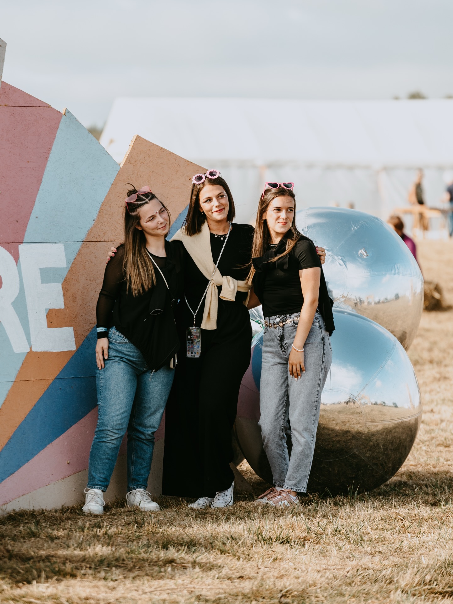 Le festival arrive dans 6 mois, soit exactement 180 jours !!! 🤩 Rendez-vous les 24, 25 et 26 juillet 2026. Des concerts, des ateliers, des artistes locaux et émergents à découvrir. Et même un cinéma en plein air la veille du festival, le 23 juillet. Rendez-vous sur baiesonore.com pour réserver vos places (lien en bio). Pass 1 jour, 2 jours ou encore un accès en don libre le dimanche : vous trouverez votre bonheur !! ⏰ La programmation sera bientôt révélée, restez alertes (lien d’inscription en bio pour tout savoir en avant-première)
📸 @blimstudio.fr