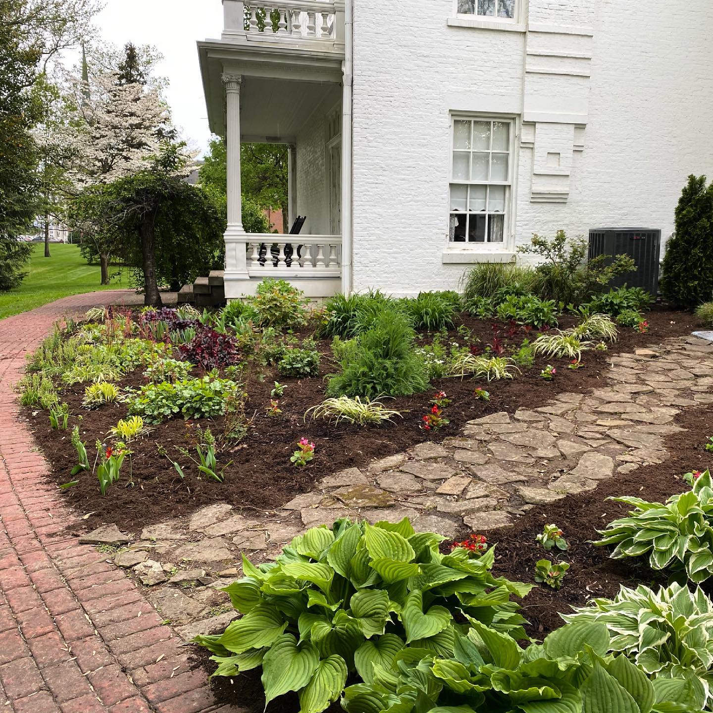 Doesn’t our garden look spiffy?! It’s all thanks to our local Flower Lovers Garden Club and @davidson_greenhouse_nursery!! What a blessing to receive their generous donations of hard work, plants and mulch 💚🌼🌿
#uniquelymoco #laneplace #historichousemuseum #crawfordsvilleindiana #springishere #flowers #gardening