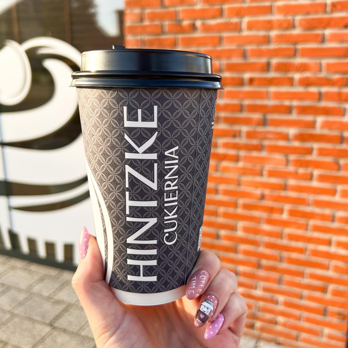 Każdy dzień jest dobry, aby wpaść do nas po idealnie zaparzoną kawę! Jeśli nie masz czasu usiąść i rozkoszować się na miejscu, to zabierz kawę na wynos w drodze do pracy albo wyskocz po nią w przerwie.
Obiecujemy, ze twój dzień na pewno stanie się lepszy! 😉☀️
#kawa#coffee#coffeetime#czasnakawe#lepszydzień#miłydzień