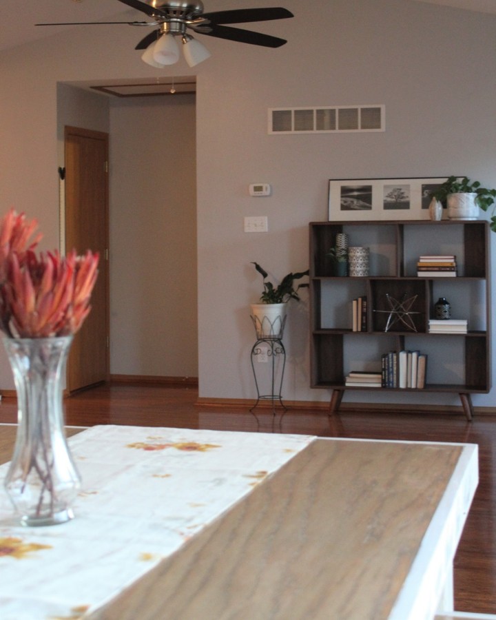 A view from the breakfast room into the family room. 😍😍 Seating for the family room is just to the left of this photo. 👍
.
.
.
.
.
.
#stlrealestate #stagingworks #stldesigner #interiorinspo #forsale #slatedstaging #afternoonvibes #naturallight #shelfie #shelfiesunday #allmodern @allmodern #stlstylist