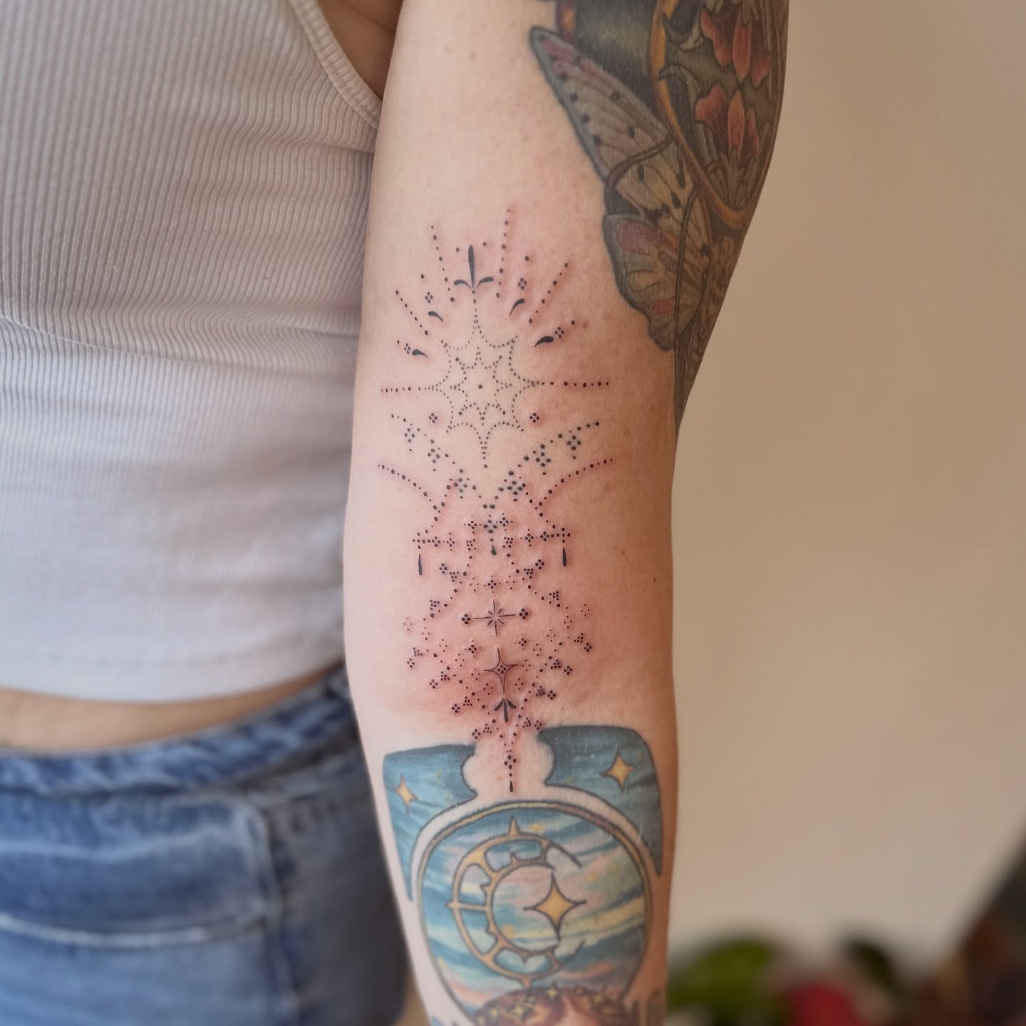 Little ornamental design built around a couple of small flash pieces ~ would love to do some more custom ornamental pieces in February! Dm or fill out the form in my bio to grab a Feb date ♥️💋🌹
#ornamentaltattoos #austintattooartist #atxtattoo #ornamentaltattoo