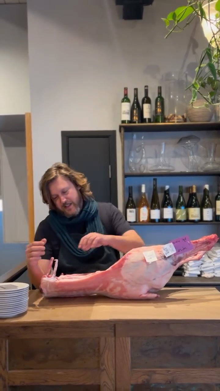  מהמגדל לשולחן.
ענר מדבר על טלה שגדל אצל איתמר, מגדל מעולה שאנחנו עובדים איתו בתריסר, ומסביר על החלקים השונים של הטלה וכיצד הם דומים לחלקי גוף האדם. יש חשיבות לדעת מאיפה הבשר מגיע ומה תנאי החיים של החיה, והיכן החלקים השונים של הטלה כמו הפיקניה, הסינטה, הצלעות והטי בון.