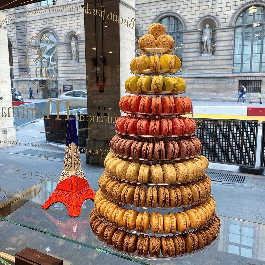 🇫🇷 Notre fameuse pyramide de macarons 😍
.
.
🇬🇧 Our famous pyramid of macarons 😍 .
.
#biscuiteriedemontmartre#paris#france#pastry#pyramid#macarons#sweet#photography#love#share#like#follow