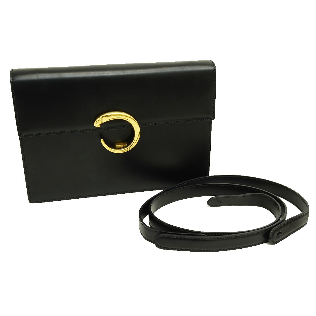 Known by many as Panthere or Pantail, the Cartier loop cat logo is unmistakable. This purse uses it as a folding lock, keeping the rest of the bag chic and simple.
#bag #shoulderbag #purse #fashion #authentic #secondhand #cartier #vintage #secondhandfashion #gold #black #leather #panther #pantail #logo