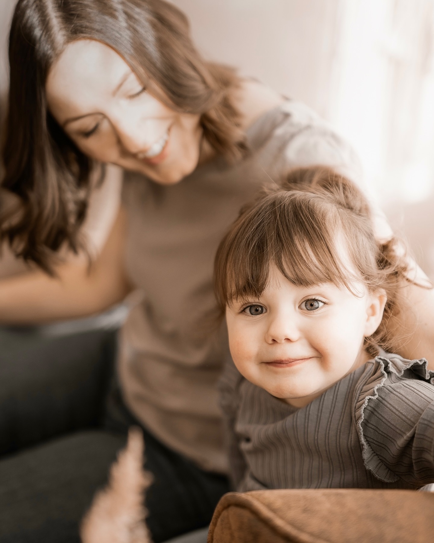 Echte Momente im natürlichen Licht
In meinem Tageslichtstudio geht es nicht um perfekte Posen oder starre Abläufe – hier steht eure Familie im Mittelpunkt, genau so, wie ihr seid. Die natürliche Helligkeit des Raumes und die gemütliche Atmosphäre schaffen den idealen Rahmen für authentische, ungezwungene Bilder voller Leben und Emotionen.
Während leise Musik im Hintergrund läuft und kleine Snacks bereitstehen, könnt ihr euch fallen lassen und den Moment genießen. Denn nur so entstehen die schönsten Erinnerungen – echt, warm und voller Liebe.
Lasst uns gemeinsam diese besonderen Augenblicke festhalten. Schreibt mir für euren Termin und erlebt, wie entspannt ein Familienshooting sein kann…🤎
#Tageslichtstudio #Familienfotografie #EchteMomente #HamburgFotografie #RahlstedtFotografie #NatürlichesLicht #AuthentischeFamilienbilder #FotosDieBleiben #Wohlfühlatmosphäre #Familienshooting #LiebevolleFotografie