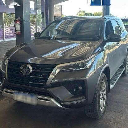 Operación “TOYUS”: un argentino fue formalizado por hurtos en autos de turistas
En el marco de un operativo a cargo del Área de Investigaciones II, un ciudadano argentino de 49 años fue formalizado por la Justicia como presunto autor de hurtos cometidos en el interior de vehículos en Punta del Este durante la presente temporada estival.
La investigación se inició a raíz de varias denuncias realizadas por turistas que manifestaron el hurto de dinero y pertenencias desde el interior de sus vehículos, los cuales se encontraban debidamente bloqueados y sin daños visibles. Ante esta modalidad, los investigadores sospecharon el uso de dispositivos electrónicos especializados para la comisión de los ilícitos.
Mediante trabajos de inteligencia se logró identificar el vehículo utilizado en los hechos, así como a los presuntos autores. En coordinación con la Fiscalía actuante, se libraron órdenes de detención para los sospechosos y para el rodado involucrado.
El 18 de enero, al tomarse conocimiento de que la camioneta circulaba por Ruta 1 con dirección al Oeste del país, se desplegó un amplio operativo de captura que contó con la participación de diversas dependencias policiales: Jefaturas de Policía de Canelones, San José, Colonia y Río Negro, además de Policía Caminera, Dirección Nacional de Seguridad Rural, AVARU, INTERPOL y Prefectura Nacional, entre otras.
Al día siguiente se logró la detención del presunto autor cuando el vehículo ingresaba al departamento de Río Negro. El procedimiento se concretó en el Puente General Zorrilla de San Martín, en la ciudad de Fray Bentos, donde se incautó una camioneta Toyota Hilux y se detuvo al hombre, quien posee antecedentes penales en su país de origen.
El Fiscal de Primer Turno dispuso el traslado del detenido a Maldonado para continuar con las actuaciones judiciales. Tras la audiencia realizada en el Juzgado Letrado de 4.º Turno, el hombre fue formalizado por un delito de hurto especialmente agravado, imponiéndose como medida cautelar el arresto domiciliario total con monitoreo electrónico por el plazo de 120 días.
*Nota completa, link en bio. Operación “TOYUS”: un argentino fue formalizado por hurtos en autos de turistas
En el marco de un operativo a cargo del Área de Investigaciones II, un ciudadano argentino de 49 años fue formalizado por la Justicia como presunto autor de hurtos cometidos en el interior de vehículos en Punta del Este durante la presente temporada estival.
La investigación se inició a raíz de varias denuncias realizadas por turistas que manifestaron el hurto de dinero y pertenencias desde el interior de sus vehículos, los cuales se encontraban debidamente bloqueados y sin daños visibles. Ante esta modalidad, los investigadores sospecharon el uso de dispositivos electrónicos especializados para la comisión de los ilícitos.
Mediante trabajos de inteligencia se logró identificar el vehículo utilizado en los hechos, así como a los presuntos autores. En coordinación con la Fiscalía actuante, se libraron órdenes de detención para los sospechosos y para el rodado involucrado.
El 18 de enero, al tomarse conocimiento de que la camioneta circulaba por Ruta 1 con dirección al Oeste del país, se desplegó un amplio operativo de captura que contó con la participación de diversas dependencias policiales: Jefaturas de Policía de Canelones, San José, Colonia y Río Negro, además de Policía Caminera, Dirección Nacional de Seguridad Rural, AVARU, INTERPOL y Prefectura Nacional, entre otras.
Al día siguiente se logró la detención del presunto autor cuando el vehículo ingresaba al departamento de Río Negro. El procedimiento se concretó en el Puente General Zorrilla de San Martín, en la ciudad de Fray Bentos, donde se incautó una camioneta Toyota Hilux y se detuvo al hombre, quien posee antecedentes penales en su país de origen.
El Fiscal de Primer Turno dispuso el traslado del detenido a Maldonado para continuar con las actuaciones judiciales. Tras la audiencia realizada en el Juzgado Letrado de 4.º Turno, el hombre fue formalizado por un delito de hurto especialmente agravado, imponiéndose como medida cautelar el arresto domiciliario total con monitoreo electrónico por el plazo de 120 días.
*Nota completa, link en bio.