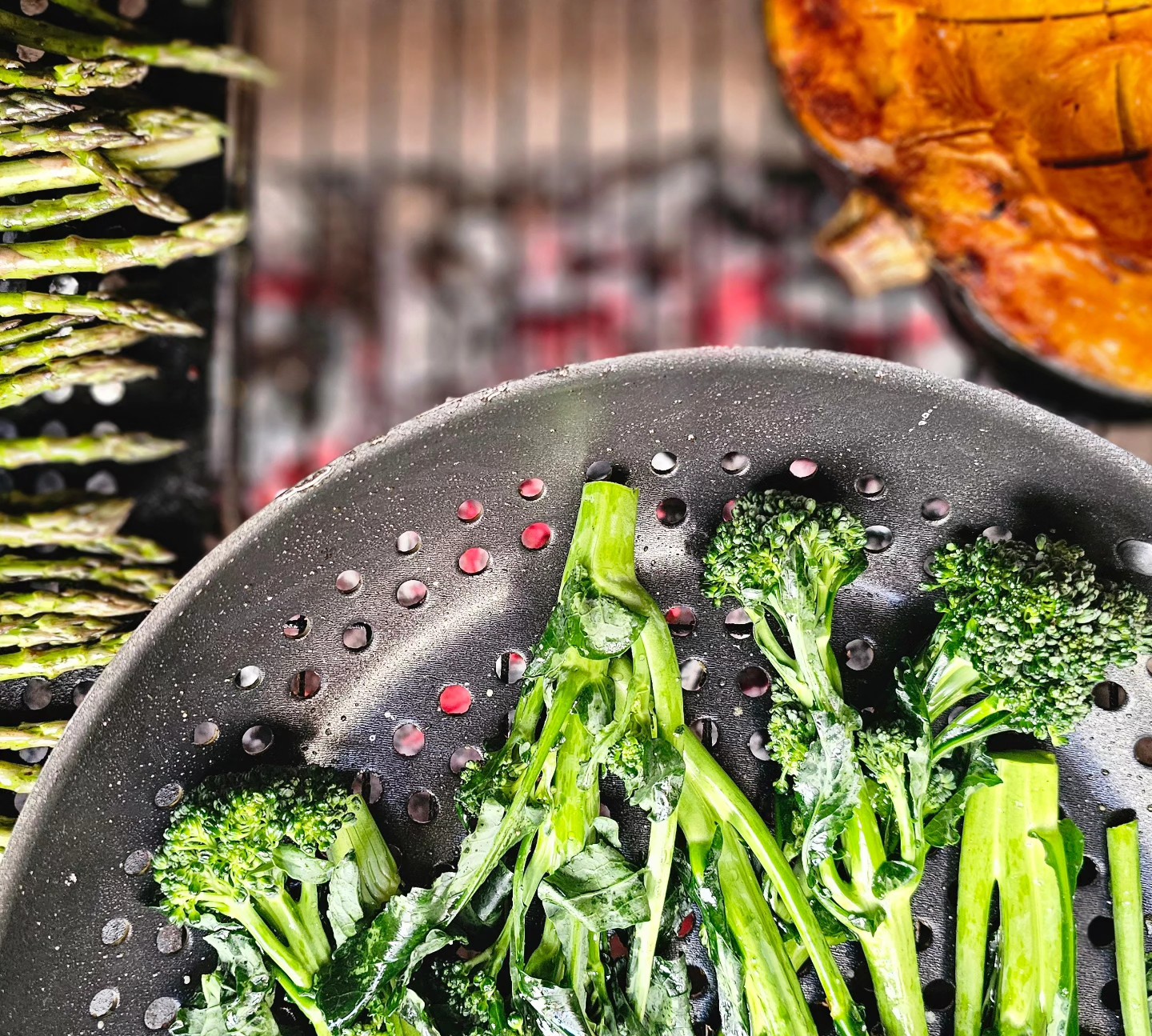 🔥Churrasco é para todos.🔥
Sem improviso, sem risco, sem exclusões.
Seja vegano, vegetariano, celíaco ou fã de carnes, cada detalhe é pensado para que todos possam aproveitar.
Porque o sabor é importante… mas a sensação de pertencimento é o que realmente fica. 🌽🥦🥩🍄🟫🫑🍆
#ChurrascoParaTodos #VeggieBBQ #SemGluten #InclusãoAlimentar #ChurrascoVegano #ChurrascoVegetariano #BBQ #Churrasco #GlutenFree #ChurrascoInclusivo #ComidaComAfeto #CozinhaInclusiva #BBQLife #GrillLovers #EntreCortesECores