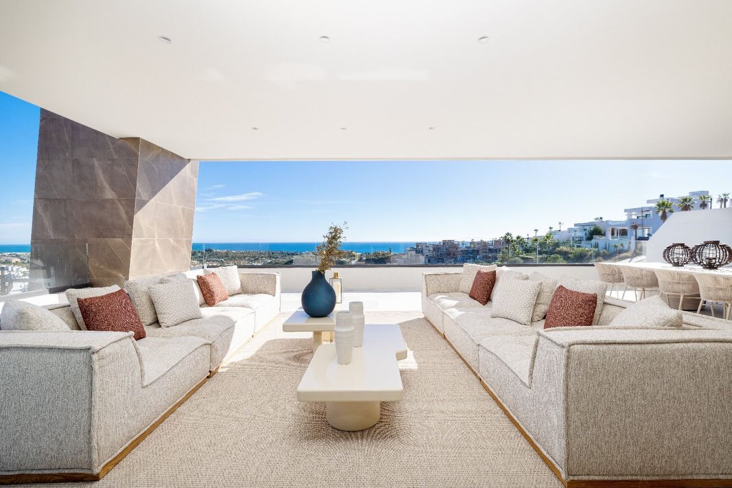 ✨ Today we’ve had a big crush for an amazing new build project!
Why?
👉🏼 The views are incredible 🌊
👉🏼 The apartments, and this is very rare, are big, full of space and light
👉🏼 The quality is of very high standing
Where are we?
In Selwo-Estepona, in a neighborhood that evolves every day, very easy to access, and which takes on an undeniable value.
Let’s visit it together, you will be amazed!
Price from 1.3M.
3, 4 and 5 beds available!
📲 DM for more info ℹ️