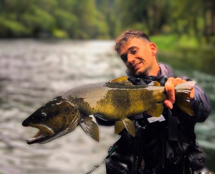 Il y a des truites qui vous marquent pendant la saison. C’était l’avant dernière truite de ma saison 2021. Je scrutais l’eau sous la pluie et sur un spot dont j’ai l’habitude de voir des beaux poissons. Après de longues observations, j’ai vu une masse sombre dans une retourne. Il fallait donc que j’anticipe sa trajectoire pour pouvoir la leurrer avec ma nymphe. Après quelques tentatives, je lance ma nymphe parfaitement, je vois la truite ouvrir la gueule, je fere, c’est au bout !! Et voilà une jolie truite encore victime de ma nymphe « la Sorguaise » 😋😋
•
#flyfishing #trout #troutfishing #troutcandy #troutcreek #troutbum #troutflies #troutfly #flyfishingwyoming #flyfishingaddict #flyfishingphotography #flyfishingart #flyfishingadventures #peche #pecheur #pêcheur #pechefrance #pecheauleurre #pechealamouche #truite #truitefario #bigtrout #browntrout #troutfishing #grayling #truitesauvage #troutlife #troutlures #release #nokill