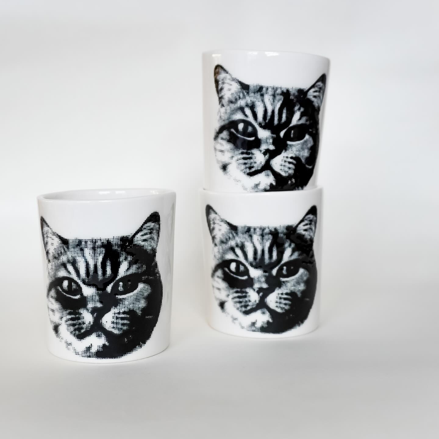 Sag Hallo zu Günther, dem neusten Zuwachs im Tassensortiment. Günther hiess in meinem Kopf bisher Büsi II, aber ich finde dat Kind braucht einen Namen. Ich bin ja gerade dran meine neue Werkstatt zu renovieren, deshalb ist mein Store nicht prall gefüllt, aber du findest im Moment gerade 8 mal Günther bei mir im Webshop, oder zusammen mit anderen grossartigen Produkten von tollen KünstlerInnen bei @supportyourlocalartist.ch .