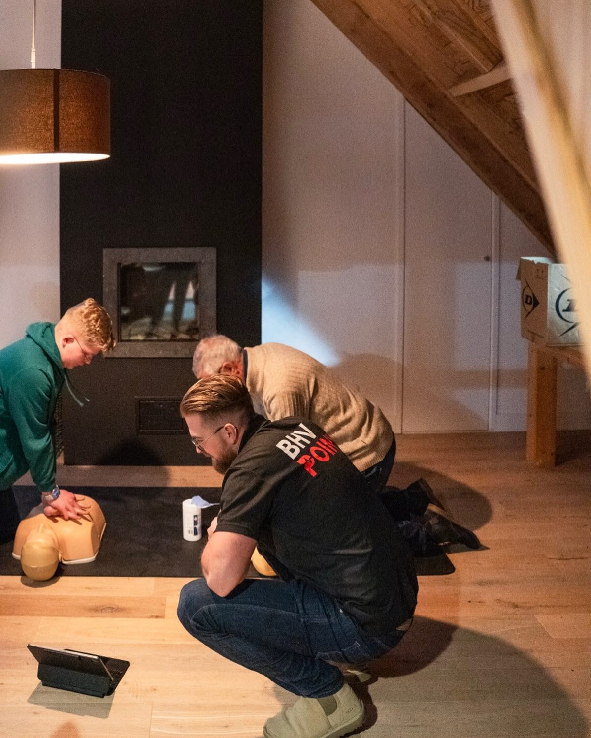 Bij BHV Point nemen we reanimatie serieus.
Geen gok of het goed gebeurd. We monitoren alles: diepte van compressies, snelheid, en zelfs
hoeveel je beademt. Met onze tech zie je direct hoe je presteert. Fouten? We fixen ze live.
Want bij een echte hartstilstand heb je geen tweede kans. In Nederland overleven slechts 25% van
de 17.000 buitenshuis-hartstilstanden, goede training boost dat naar 70% met AED.
Jouw team ook écht leren reanimeren, met monitoring?
DM = ik regel het. Volgende week nog
#veiligheid #safetyfirst #bedrijfshulpverlening #BHV #ehbo #veiligheidsbewustzijn
#bedrijfsveiligheid #veiligewerk #noodsituaties #levensreddendhandelen #praktijkgerichteopleiding
#eerstehulp #AED #ontruimingsoefening #veiligheidsopleiding #hulpverleners #teamwork
#BHVpoint #TeamBHVpoint #BHVpointTraining