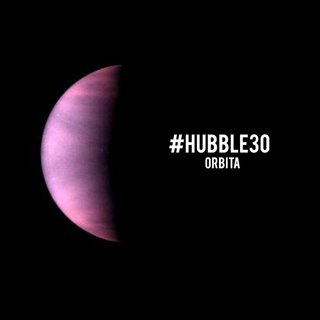 VENERdì con #ORBITA!
L'impenetrabile atmosfera di Venere / #hubble30
Venere, a differenza della Terra, non è ricoperta da nuvole di vapore acqueo ma da nubi di acido solforico che avvolgono permanentemente la sua superficie.
Questa foto scattata da Hubble ai raggi ultravioletti rende visibilI diversi dettagli della sua atmosfera. In particolare si può osservare, vicino all'equatore, una nuvola orizzontale a forma di "Y". Questa caratteristica potrebbe indicare la presenza di onde atmosferiche, analoghe alle celle ad alta e bassa pressione presenti sul pianeta Terra. Le regioni scure mostrano invece la presenza di biossido di zolfo. L'elevata pressione atmosferica ha sempre reso difficile l'esplorazione del pianeta anche alle sonde automatiche. Le sonde sovietiche “Venera” che per prime vi atterrarono con successo, riuscirono a sopravvivere solo un paio d'ore alle ostili condizioni atmosferiche del pianeta. Queste sonde furono il primo oggetto costruito nella storia dell'uomo ad entrare nell'atmosfera di un altro pianeta, inviando immagini e studiandone la superficie tramite scansione radar.
A causa della sua densa atmosfera la temperatura al suolo si attesta tra i 437 e i 467 gradi centigradi. Tali valori rendono Venere il pianeta più caldo del sistema solare, ancora più caldo di Mercurio.
Image credits: @nasahubble @hubbleesa ·
·
·
·
#space #astronomy #astrophotography #redspot #esa #nasa #hubble30 #hubble30anniversary