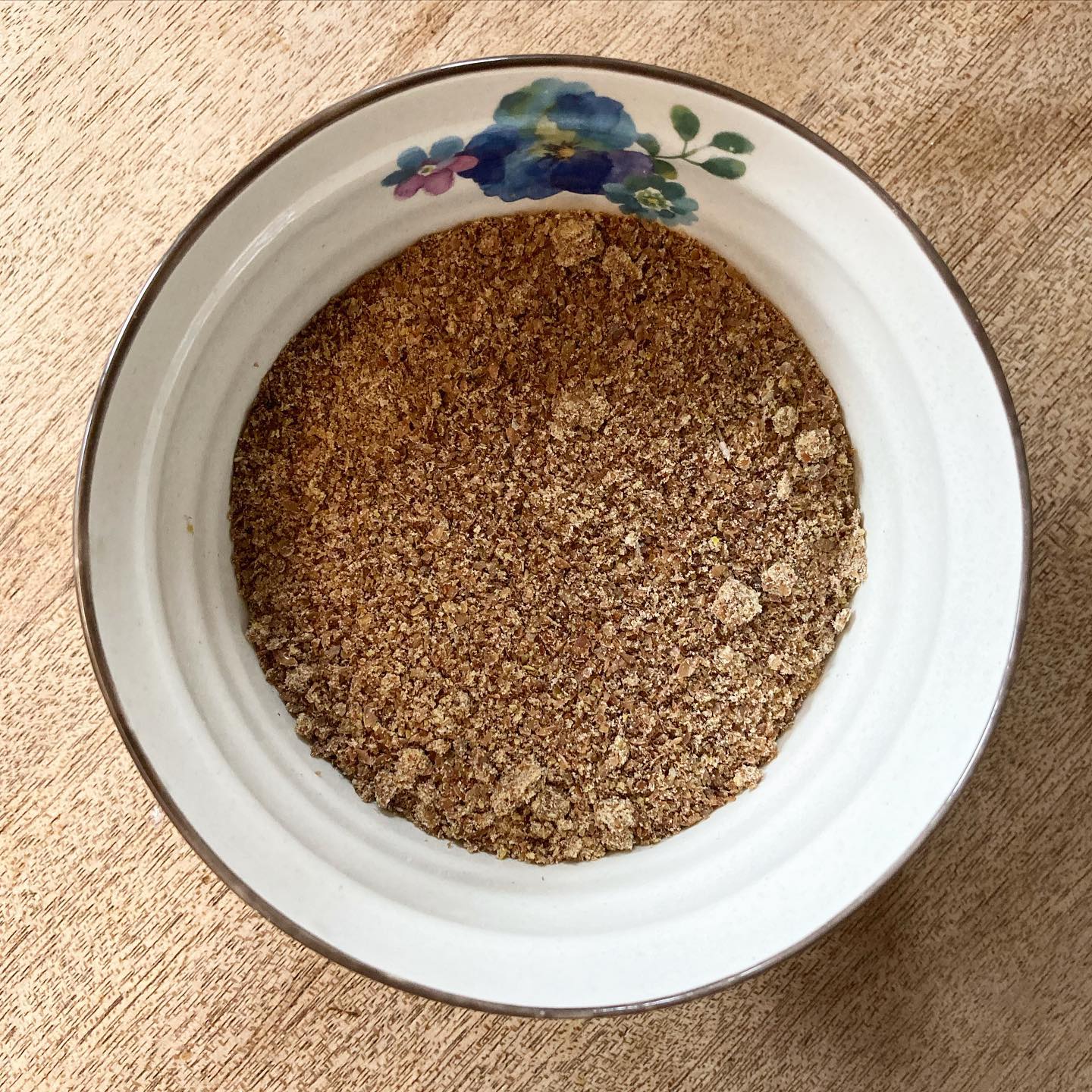 Food is medicine! 🥦Supplements and medications have their place, but I think it just makes sense that we should also use what we’re putting in our bodies each day – aka FOOD – to influence our health 🙌
Ground FLAXSEED has some great research to back it up, for a number of female health conditions 👌
Flax is a great source of fibre to support a healthy digestive tract and microbiome (both key to balanced estrogen levels) and also contains lignans, which have phytoestrogenic properties.
Phytoestrogens are balancing - they can support low estrogen levels, but also lower the activity of estrogen when it’s too high. These lignans also appear to bind up testosterone – often a driver of acne and hair growth for those with PCOS.
In one study, women who were given 2 tbsp of ground flax / day along with lifestyle modifications had greater improvements in body weight, inflammation, insulin resistance and triglycerides compared to those who only made lifestyle changes 👏
I usually throw some into a smoothie or oatmeal, but it’s also easy to sprinkle on a salad or veggies or add to baked goods 🤗