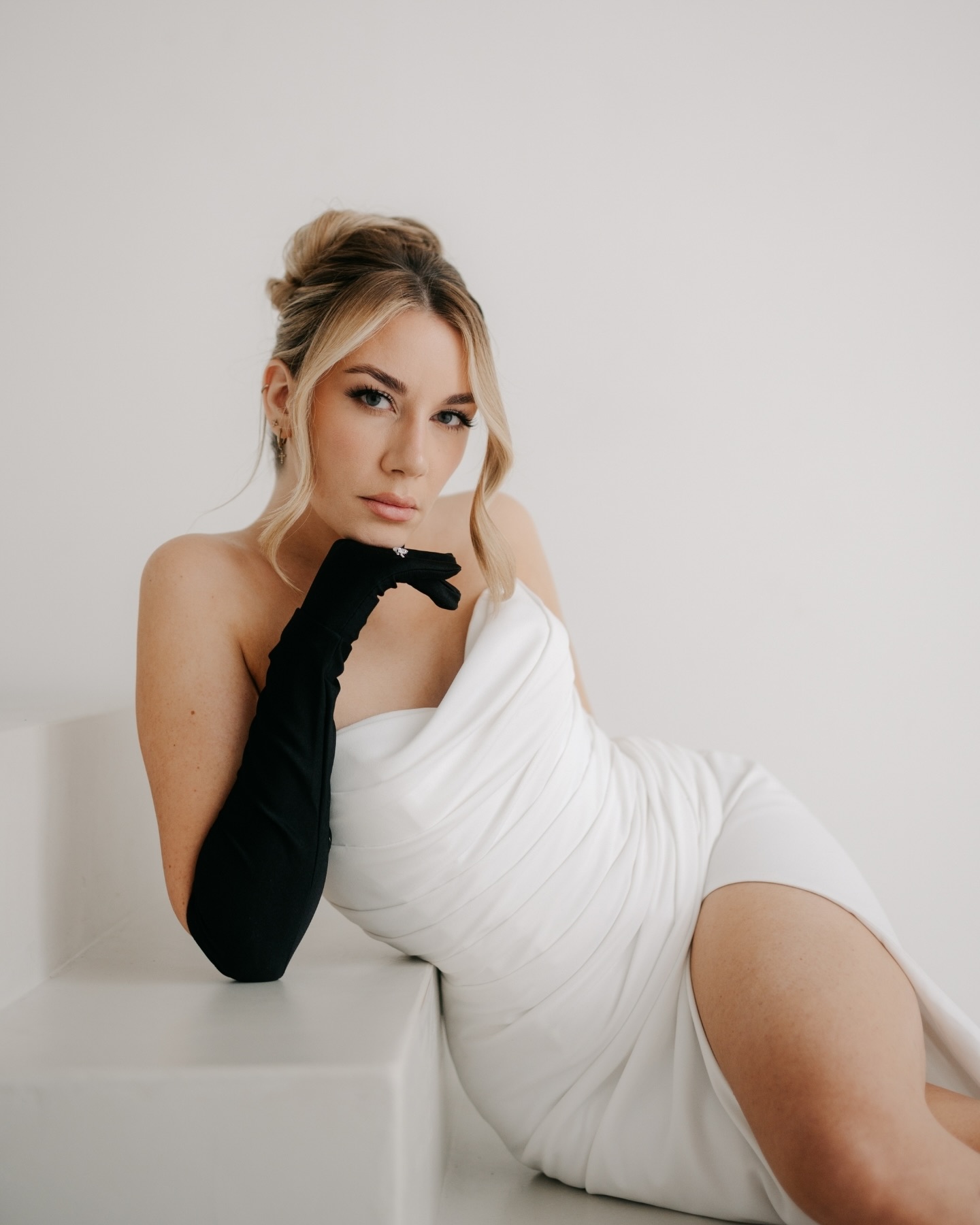 🍸🐚🤍🦢
styling: @lisa_ly_make_up
bridal gowns: @ohlovelydress
bridal rings: @juwelier_austermann & @ring_atelier.de
Single Brides: @thebridal_muse