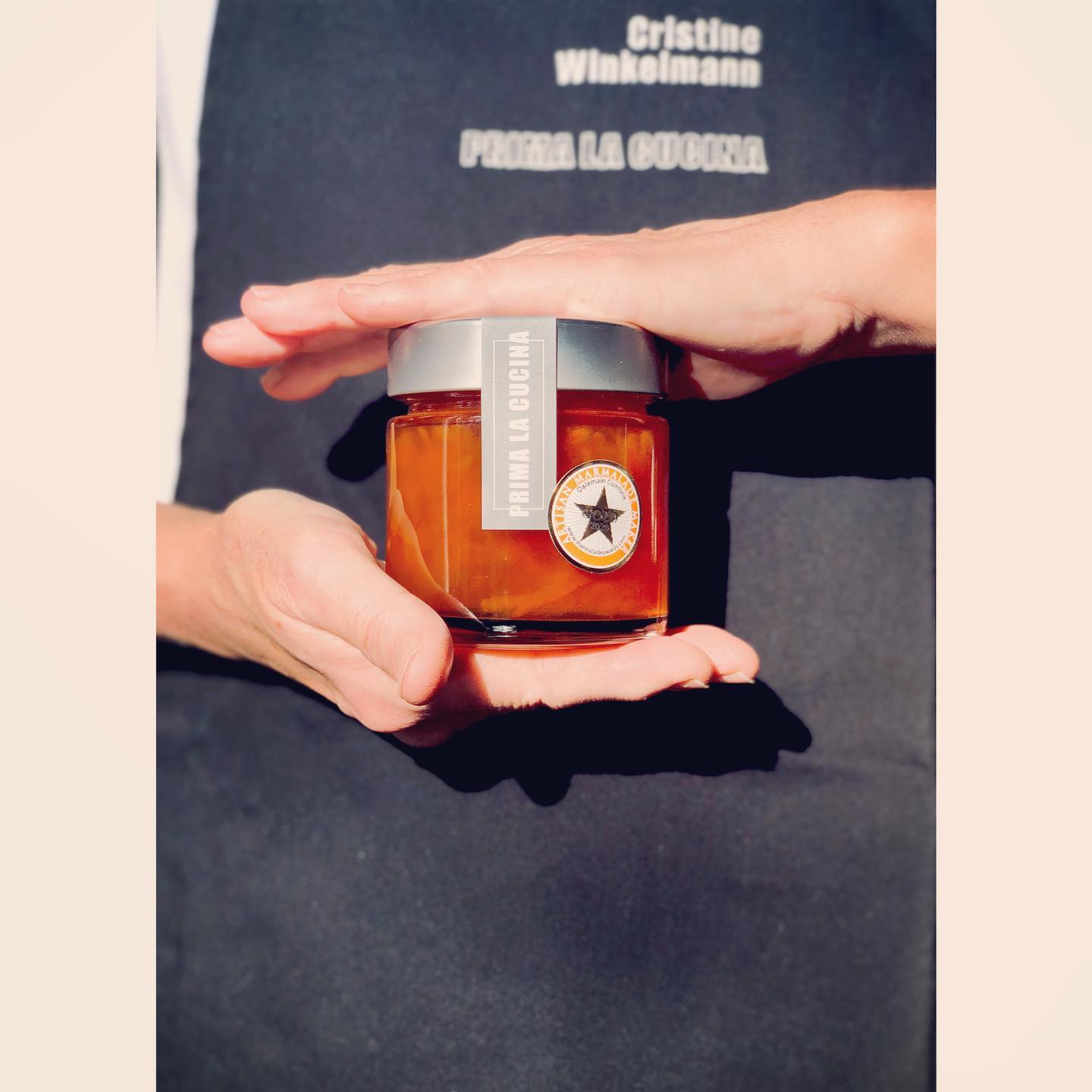 Möchtest du deine eigene Goldmedaille gewinnen? - Lerne wie es geht an meinem Workshop ‚Marmelade aus Zitrusfrüchten’ am 22. Januar 2023 im @atelierfoif in Winterthur! Freue mich auf dich.
Would you like to achieve your own gold medal? - get your skills at my workshop „Marmelade aus Zitrusfrüchten“ @atelierfoif in Winterthur on January 22, 2023! See you there!
#citrus #workshop #seasonal #organic #handcut #preserves #lowsugar #seduction #temptation #colorsarebeautiful #confiture #marmalade #dalemain #marmaladeawards #manufaktur #makingrealthings #primalacucina