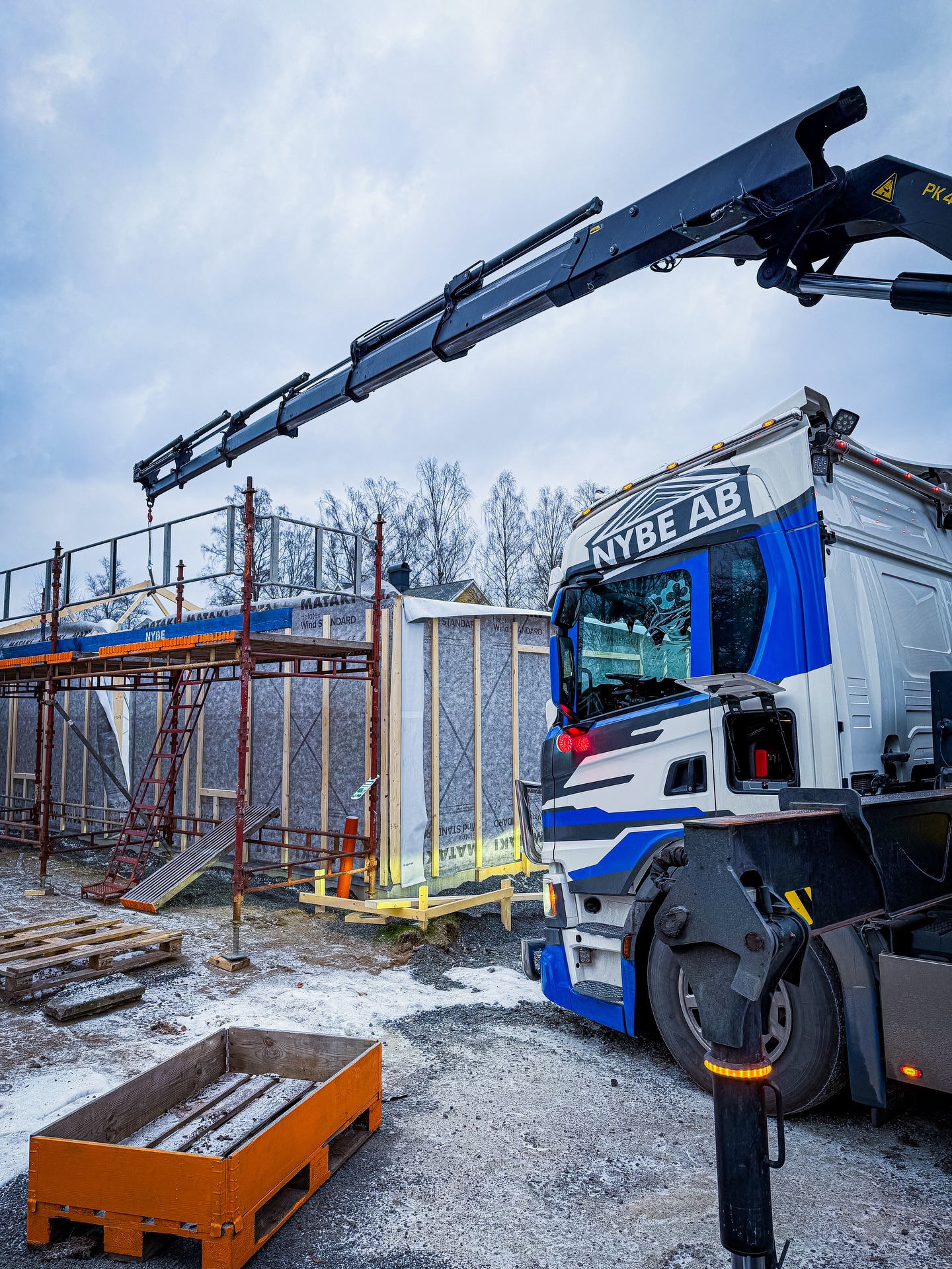 Närmar sig spantagille! 🫡
Under veckan har Joel, Feda & praktikant Fabbe smällt upp väggar och nu är @bolisteneryda på plats och kranar upp takstolar på detta kommande garage 🔥
#NybeByggentreprenad • #FamiljeföretagSedan1964