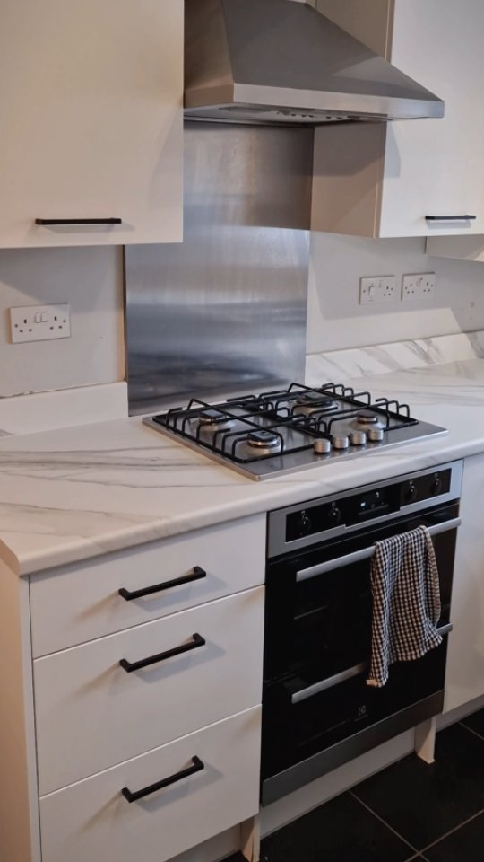 A little revisit of a small kitchen space renovation ā»ļø
Existing panels - Smooth matt White
Existing worktops - Smooth matte Marble š
New handles - Satin Black
Opting for a fresh White finish has certainly made this room look visually bigger. āļø