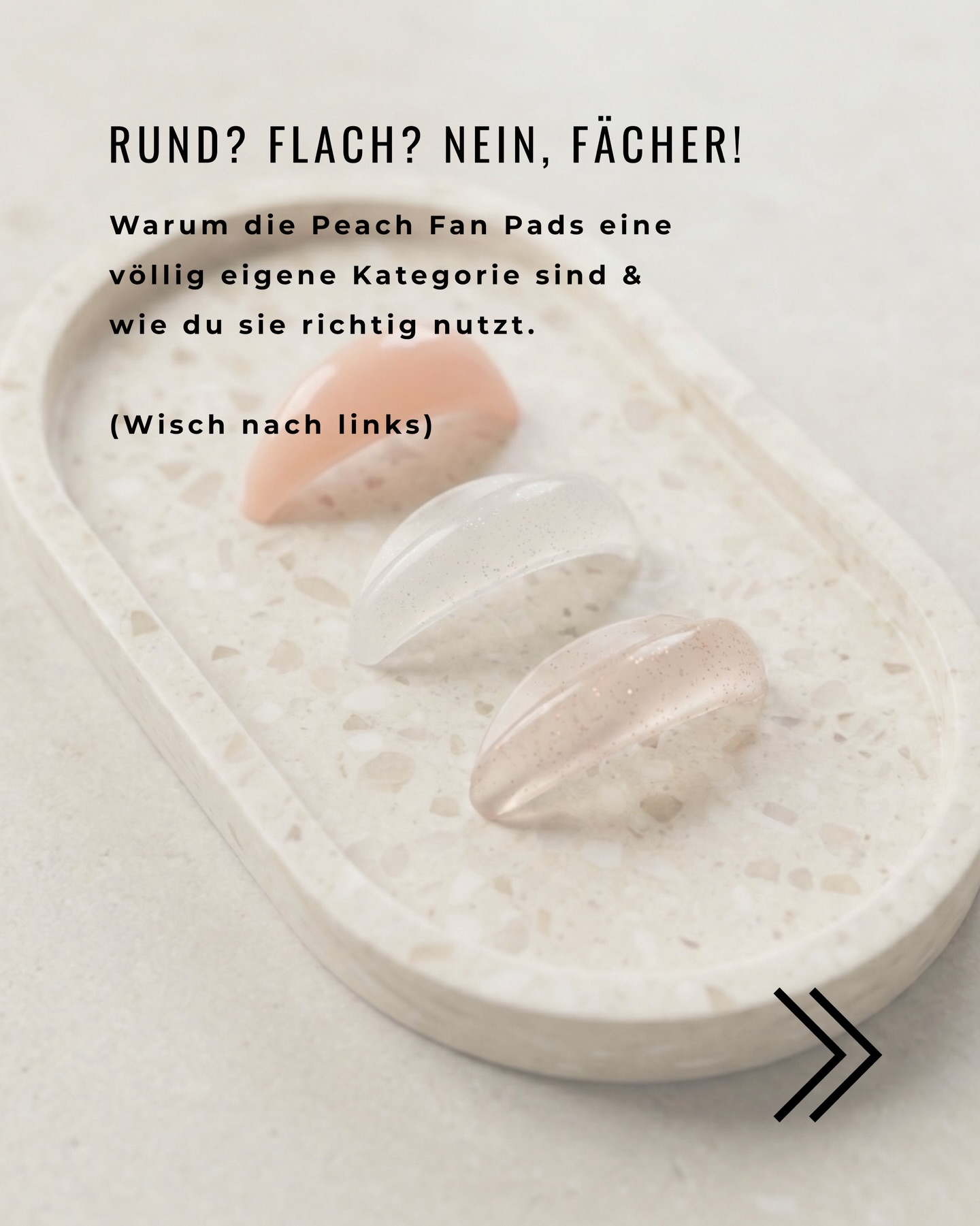Ein Pad, zwei Techniken, maximaler Lift. 🍑✨
Viele fragen mich: „Sind die Peach Fan Pads nur für die Korean Technik?
Antwort: Nein! Aber man muss wissen, wie man sie richtig einsetzt. ☝️🤓
Im Karussell zeige ich euch heute den „Deep Dive“ in die Geometrie dieser Pads.
Das Besondere ist der Low Apex, der höchste Punkt sitzt nicht in der Mitte, sondern direkt am Wimpernfuß.
Was bedeutet das für deine Arbeit?
1️⃣ Beim Korean Lash Lift: (Siehe Post von gestern)
Es ist das perfekte Pad, weil wir direkt ab der Wurzel liften können.
2️⃣ Beim klassischen Lash Lift:
Du kannst sie wunderbar nutzen, ABER achte auf deine Lotion! 🧪
Da der Biegungspunkt so weit unten liegt, darfst du die Lotion nicht zu hoch auftragen. Bleib im unteren Drittel (gleichmäßig!), um den Lift-Effekt voll mitzunehmen. Rutschst du zu hoch, passiert... nichts.
Wisch dich durch die Slides für alle Infos zu Augenformen und Fehlern, die du vermeiden solltest! 👉
Wer von euch hat die „Fächer-Form“ schon getestet?
#lashlift #wimperlifting #lashliftandtint #peachfanpads #lashliftingpads #lowapex #koreanlashlift #lashliftingtips #wimpernlamination #lashstylist #starkcosmetics #lasheducation