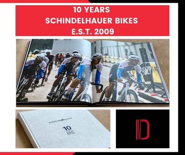 Ein Buch kann mehr sein als ein netter Zeitvertreib und eine interessante Lektüre.
Wir lassen Bücher entstehen, die durch ihr Material, ihre Verarbeitung und ihre Geschichte ein Statement für Design und Zeitgeist setzen. 🤩
Bei unserem neusten Projekt durften wir gemeinsam mit GZD MEDIA aus der Erfolgsgeschichte von SCHINDELHAUER BIKES anlässlich des 10-jährigen Firmenjubiläums ein Buch herstellen, welches Leser/Leserinnen durch die stimmige und hochwertige Verarbeitung begeistert. 📖
Mehr über das Buch und die Firmengeschichte von SCHINDELHAUER BIKES 👉 https://www.gzd.de/projekt-schindelhauer
#designpress #buch #schindelhauerbikes #design #herstellung #gzd #bildretusche #reprotechnischeoptimierung