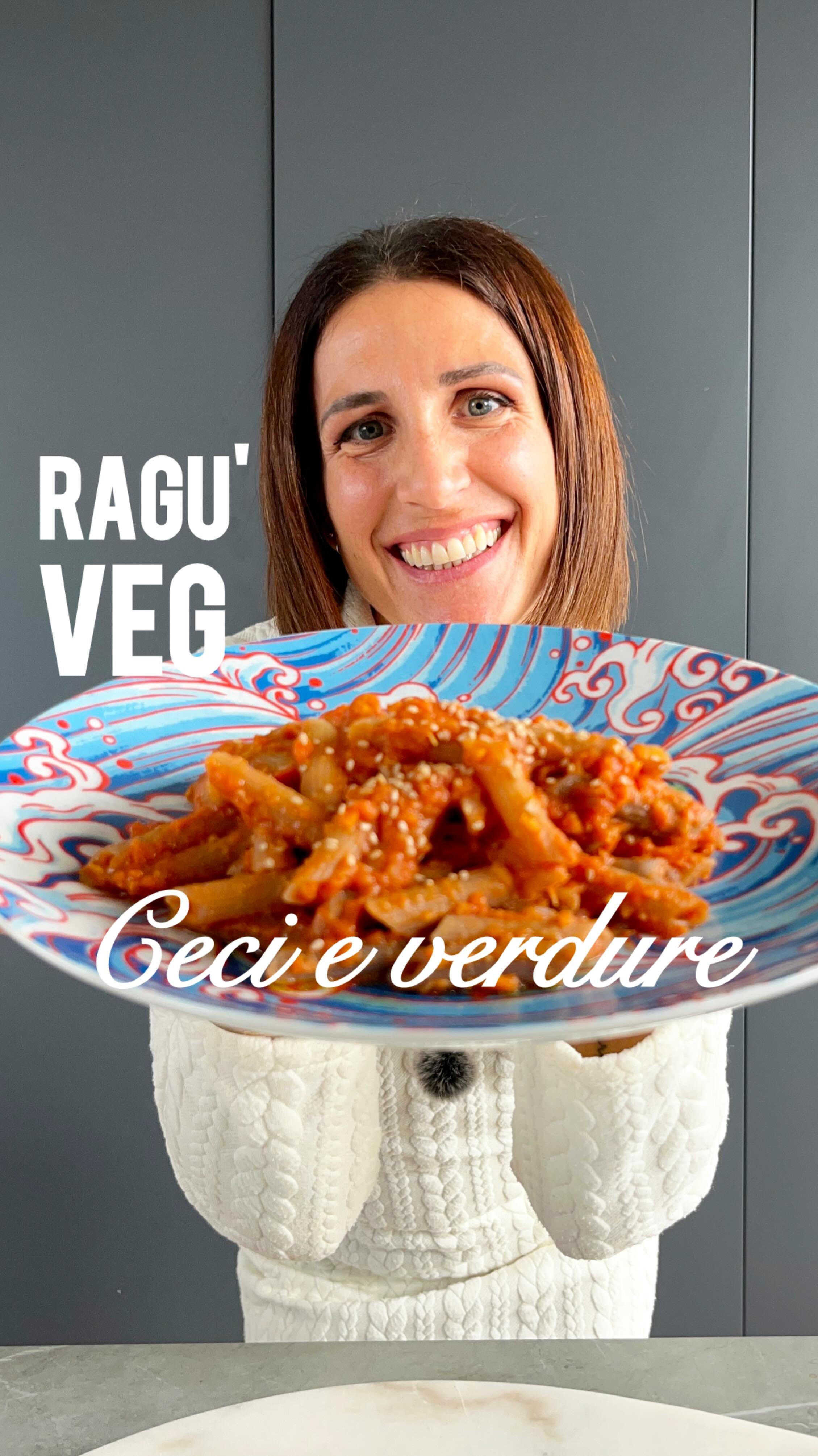 RAGÙ VEG DI CECI E VERDURE (per 2–3 persone).
Un ragù vegetale veloce, nutriente e versatile, perfetto per tutta la famiglia. Cremoso o più rustico, lo decidi tu… ed è pronto in pochissimo tempo!
{Prima mi raccomando seguimi qui 👉 @valigiainfarinata per non perderti nemmeno una ricetta}.
🥕 Ingredienti
• 2 carote
• 1 gambo di sedano
• ½ cipolla
• 200 g di ceci precotti
• 300–400 g di passata di pomodoro
• Semi di sesamo
• Pasta a scelta
👉 Consiglio pasta:
• all’avena o al grano saraceno se gluten free
• oppure farro integrale o grano duro
👩🍳 Procedimento
1. Tagliate carote, sedano e cipolla a pezzi di circa 2–3 cm.
2. I ceci potete decorticarli se preferite, soprattutto se il piatto è destinato a bambini, anziani o persone con colon irritabile.
3. Frullate tutto insieme:
• frullatura grossolana → effetto ragù
• frullatura fine → sugo più liscio e cremoso
4. Fate soffriggere il composto in padella con olio e sale per circa 5 minuti.
5. Aggiungete la passata di pomodoro e lasciate cuocere altri 5 minuti.
6. Cuocete la pasta scelta, conditela con il vostro ragù di ceci e verdure… una spolverata di semi mi sesamo una volta impiattato...e il vostro ragù vegetale è pronto!
🍝 Risultato
Un ragù vegano semplice, digeribile e ricco di gusto, perfetto anche come primo piatto “furbo” per tutta la settimana.
Buon appetito!
#ragùvegetale #ragùdiceci ricettavegana #cucinavegana #valigiainfarinata #decοrazione trapentoleevaligie
pastavegana ricettesemplici cucinacasalinga
senzaglutine glutenfree comfortfood veganfamily 🌿