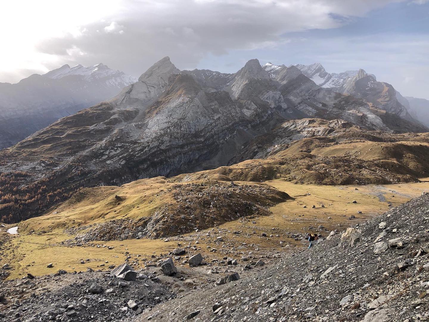 Dramatique 🍁
#nature #swissalps #couleursdautomne #geomorphology #mountainleader #accompagnatriceenmontagne