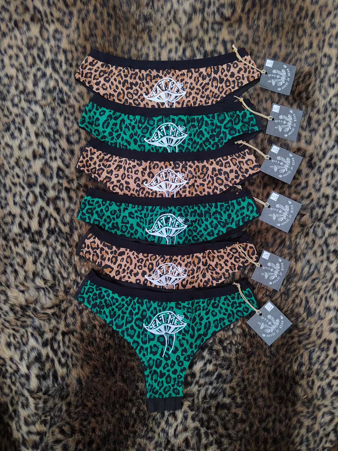 the listings on my website for one and three pairs of leopard print pants now have both colour options available on the drop down menu 🐆💚
choose between green and brown leopard print fronts, both with black elastic and hemp/cotton blend black fabric on the back
www.houseofbeanco.com
#leopardprint #leopardprintpants #leopardprintlingerie #eatme #hempclothing #aliceinwonderland #mushrooms #mushroomclothing #botanical #sustainableclothing #screenprint #handmade