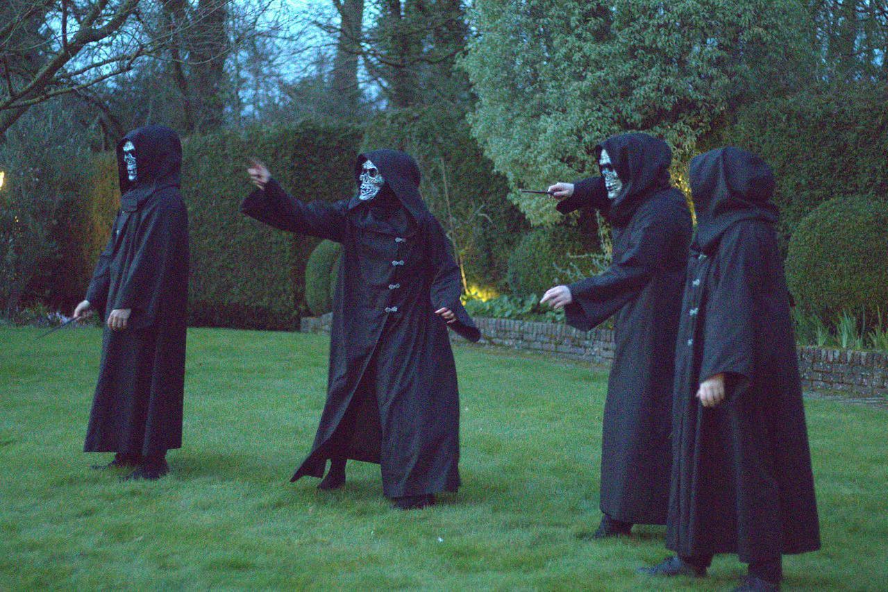 One of the first things I did for @theorderwebseries was the masks for the death eaters in Episode 1 - I did some samples for how to decorate them, and tried out a couple of different shapes for the masks, eventually coming to the style you can see on these four! Each mask has its own design/pattern, but in a similar feel. I also made their robes🧙🏻
📸 @matty_mash
#deatheaters #deatheatermask #costume #costumedesign #costumemaking #theorderwebseries #thewizardingworldofharrypotter #thewizardingworld