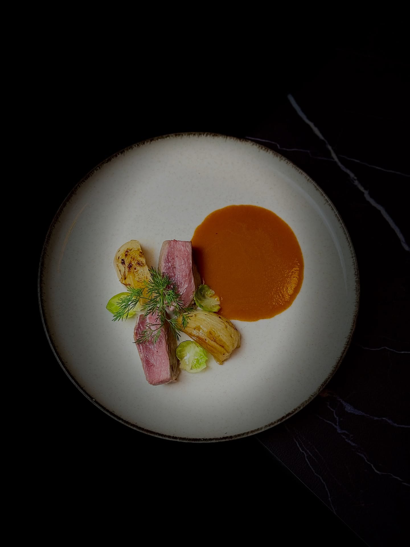 La carte du Soir - La saison de Dàhán
【Prélude de Vigueur|温补之序】
🍖 L’agneau, rôti lentement, offre une chair tendre et rosée, chargée d’une profondeur terrienne 🌱 et herbacée 🌿. 🧅 L’oignon et 🥬 le chou de Bruxelles, saisis au beurre 🧈, oscillent entre douceur et légère amertume, créant une tension subtile ⚖️, prête à éveiller l’appétit 😋.
🔥 L’énergie du plat se concentre dans un jus de huangqi (astragale) 🌾 et de baies de goji 🔴. L’astragale, racine médicinale majeure de la pharmacopée chinoise 🧧, est reconnue pour renforcer le Qi ✨, soutenir les défenses naturelles 🛡️ et restaurer la vitalité profonde 🌞. Elle réchauffe sans excès ♨️, structure sans alourdir.
Les baies de goji, douces et lumineuses 🌟, nourrissent le foie et les reins 💫, humidifient sans alourdir, apportant équilibre ⚖️ et clarté 🧘 à la puissance de l’astragale.
🤝 Ensemble, elles forment une infusion de justesse : ni trop riche, ni trop stimulante, qui accompagne la générosité de l’agneau 🍖 et prépare le corps à la transition des saisons 🍂🌸.
🍽️ Un plat d’ouverture, où la tradition nourrit le présent ⏳, et où la chaleur devient promesse 🔥 plutôt qu’excès.
📝 Reservation : www.bistrowu.com
#aix #aixenprovence #aixmaville #aixmarseillemétropole #aixenprovencesortie