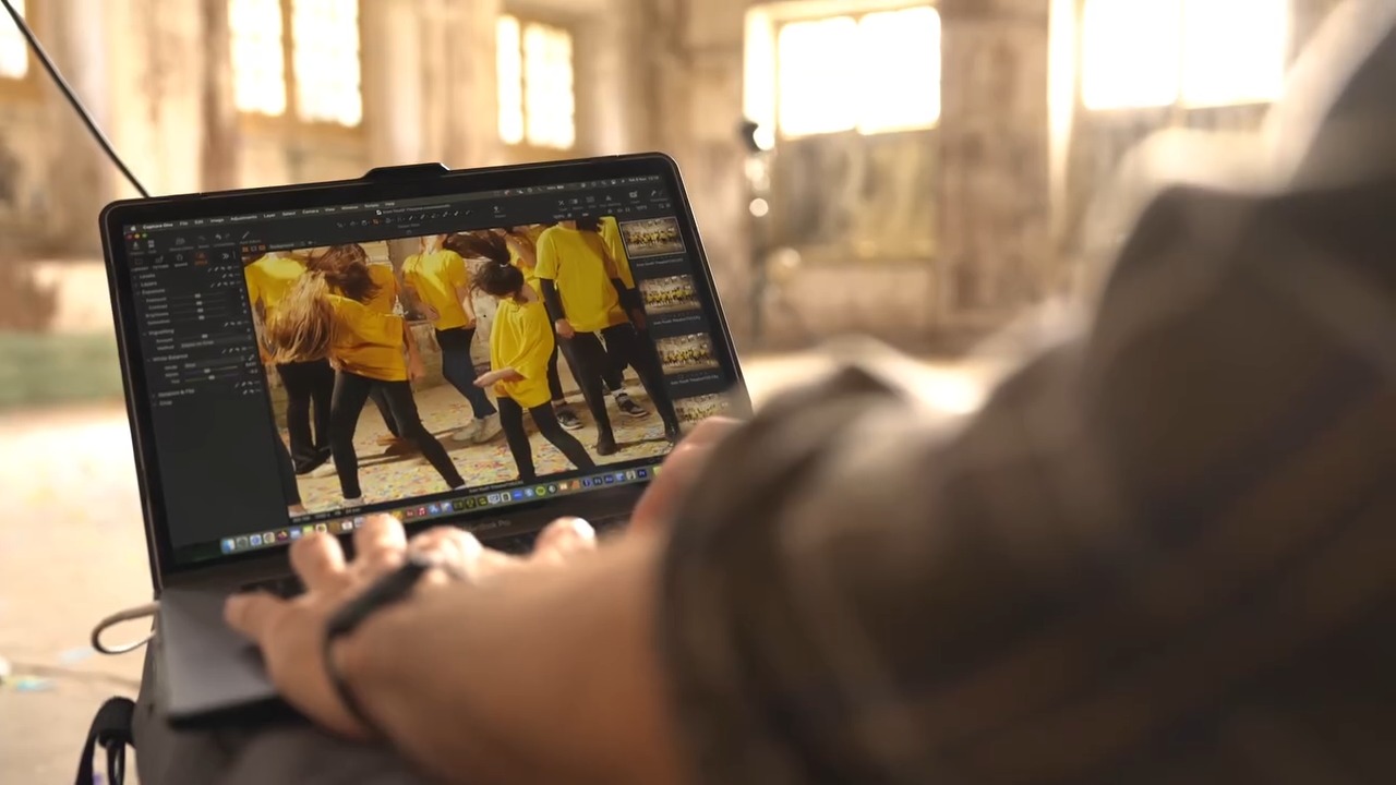 An environment in motion.
Young people moving, creating, and imagining โ surrounded by an explosion of ideas and possibilities.
The backstage captures the energy behind the work: a space where creativity is shared, voices are valued, and new visual identities are born through collaboration.
Led by ๐ฆ๐ง๐จ๐๐๐ข ๐ฅ๐๐๐๐ฅ creative director Manuel Vason - @manuelvason , the photoshoot was developed through close collaboration with ๐๐ฐ๐ผ๐ป ๐ฌ๐ผ๐๐๐ต ๐ง๐ต๐ฒ๐ฎ๐๐ฟ๐ฒ ๐ฎ๐ป๐ฑ ๐ฌ๐ผ๐๐ป๐ด ๐๐ผ๐บ๐ฝ๐ฎ๐ป๐, placing young people at the center of the creative process driven by confidence, experimentation, and collective authorship.
Looking ahead to 2026, ๐ฆ๐ง๐จ๐๐๐ข ๐ฅ๐๐๐๐ฅ is excited to connect with artists, creatives, organizations, and institutions, interested in meaningful collaboration, accessibility, and bold visual storytelling.
With thanks to Mart Collins for the beautiful film, all the production team, the Youth Company, and the Icon Theatre @icon.teatre that brought this project to life.
Film @mart_collins
#StudioRadar #ManuelVason #IconTheatre #CreativeCollaboration #YouthCompany #Visualstorytelling #BehindtheScene #2026