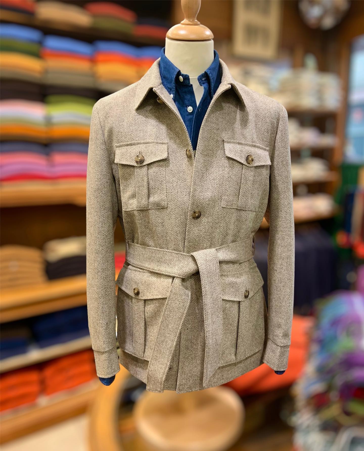 Safari Jacket en Shetland tweed đ
#tweed #jacket #menstyle #paris #safarijacket #wool #menswear #england #formens #classic #jeansshirt