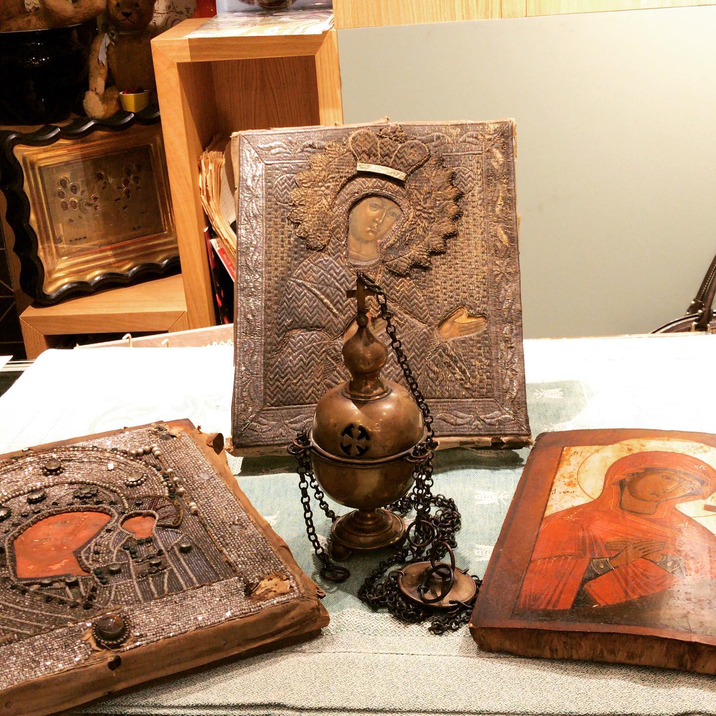 Anticoponteantiquariato.Icone russe del 1800 con perline e stoffa con fili d’argento. Visita il mio sito anticoponteantiquariato.com. Link in bio#antiques#antiquariato #antiqueshop #antiquesforsale #icons#russianicons #vintageshop #venice#rialtobridge#