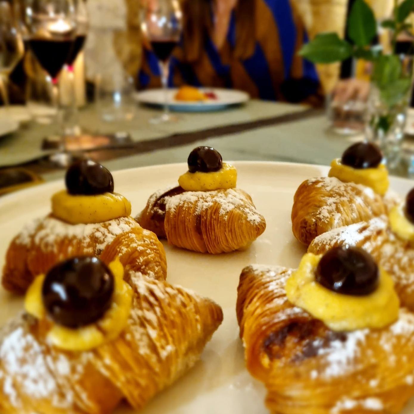Le sfogliatella di @christoph.bob … un finale dolce per la cena a quattro mani con @tommysanguedolce che il @castellodiugento ha ospitato giovedì ✨✨✨grazie @mariella.piscopo per questa foto da acquolina ❣️
#finedining #chef #chefslife #dinner #castellodiugento #menu #igersfood #igerswine #igersitalia #salento #ugento #instafood #lovefood #ingredients #sfogliatella #costieraamalfitana #4handsdinner