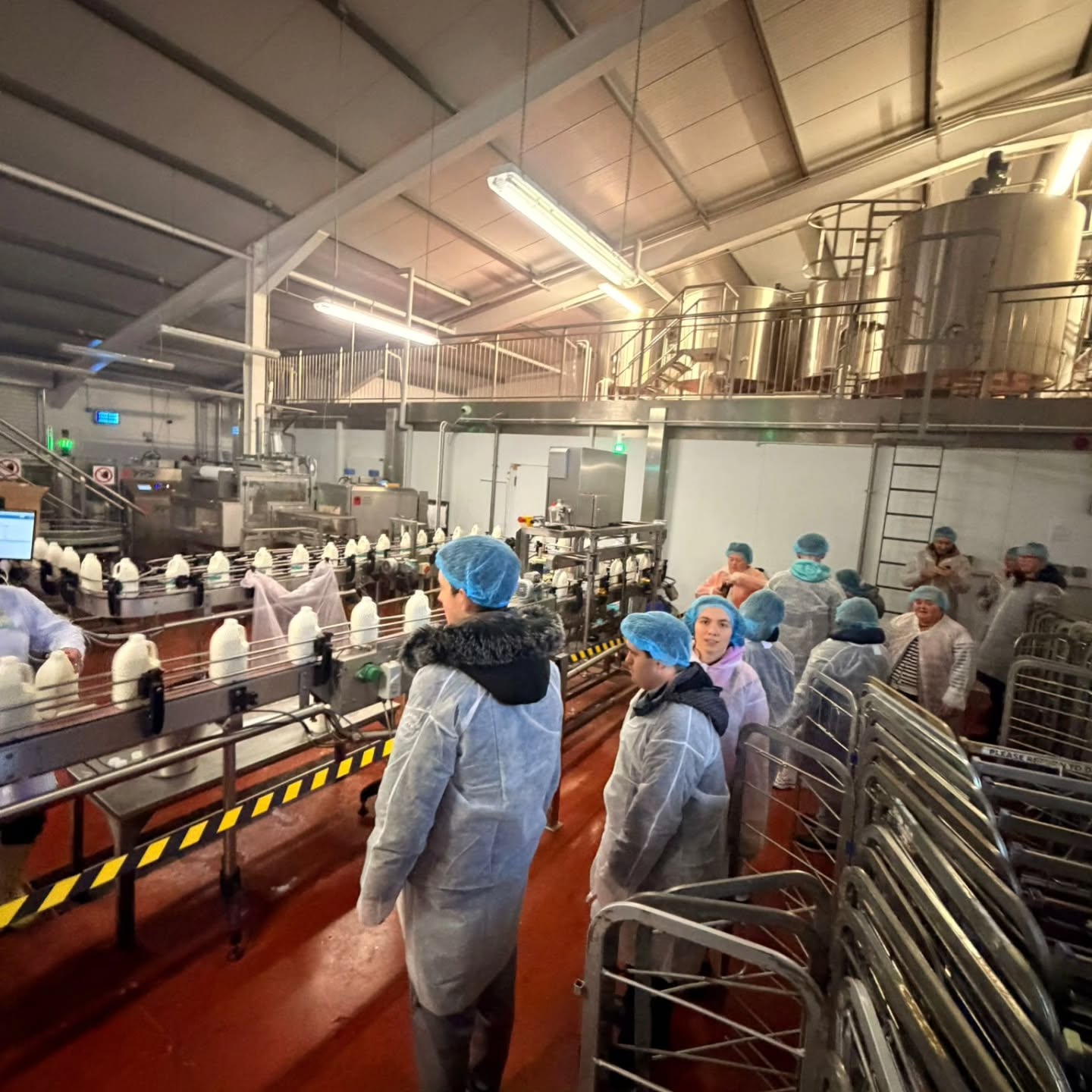 We learnt so much today at @draynesfarm Visitors Centre. The work that is involved into getting a pint of milk into our fridges is unbelieveable! Thank-you so much for having us and for the tasty tub of ice-cream, which was thoroughly enjoyed by all. #supportlocal 🐄🥛🍨