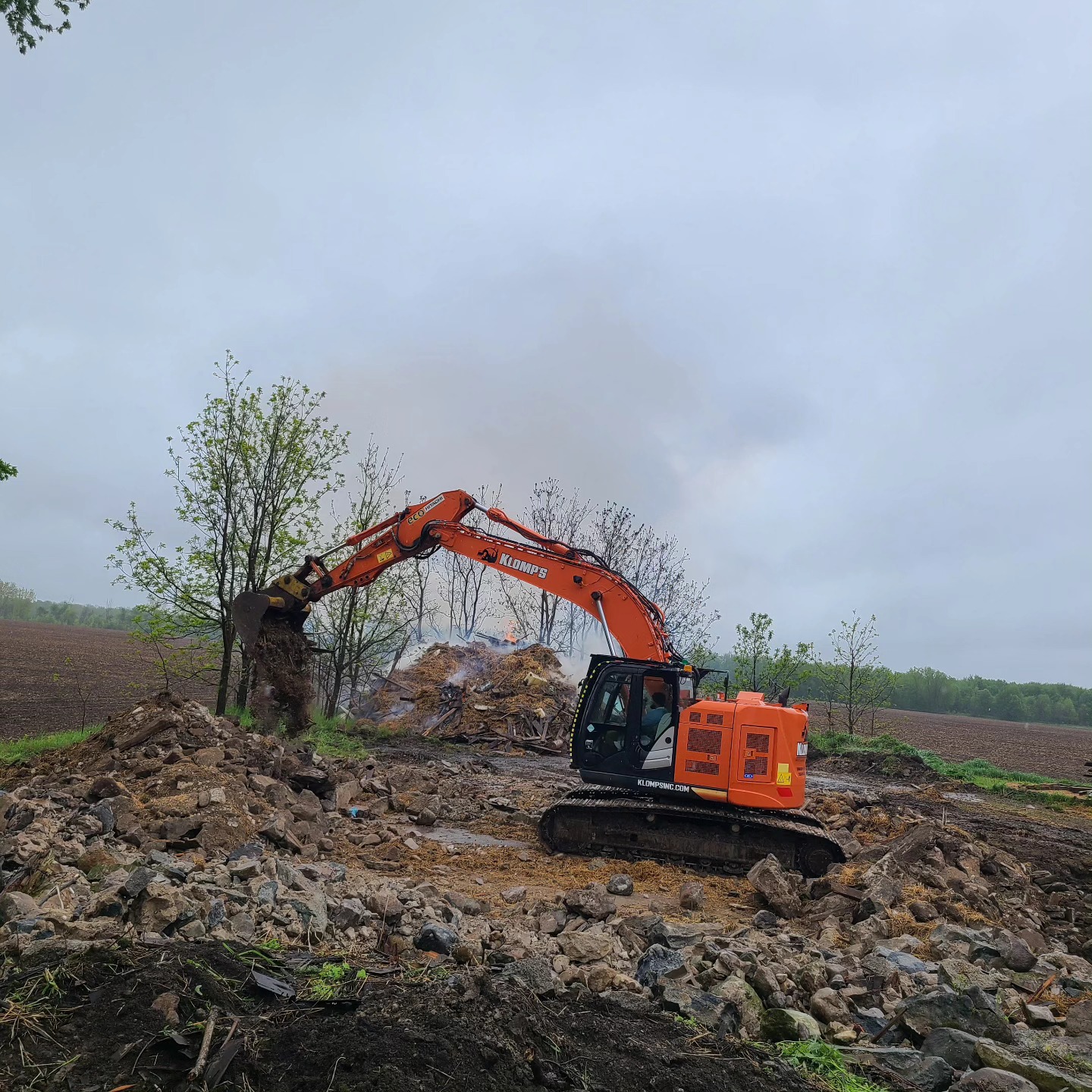 Another barn clean up
#landclearing #Klompsinc #demolition #barndemo #concrete #concretecrushing #excavator