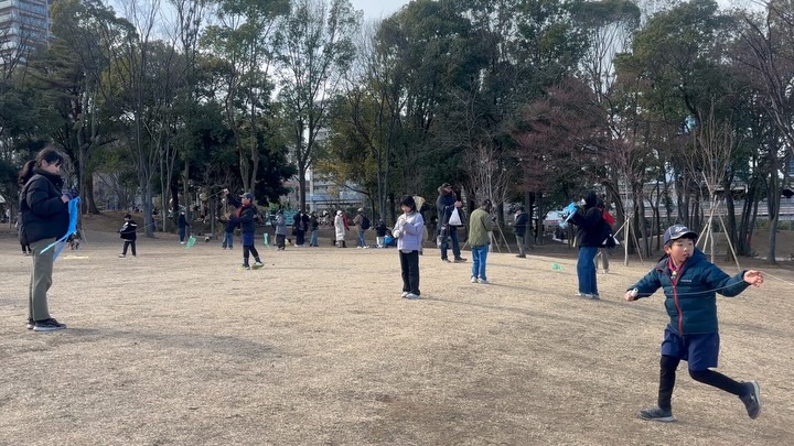凧引きずり、、
この後、左右バランスを修正して彼の凧は綺麗に青空に飛び立ちました🥰
短い自作時間にもドラマがあります
弥栄