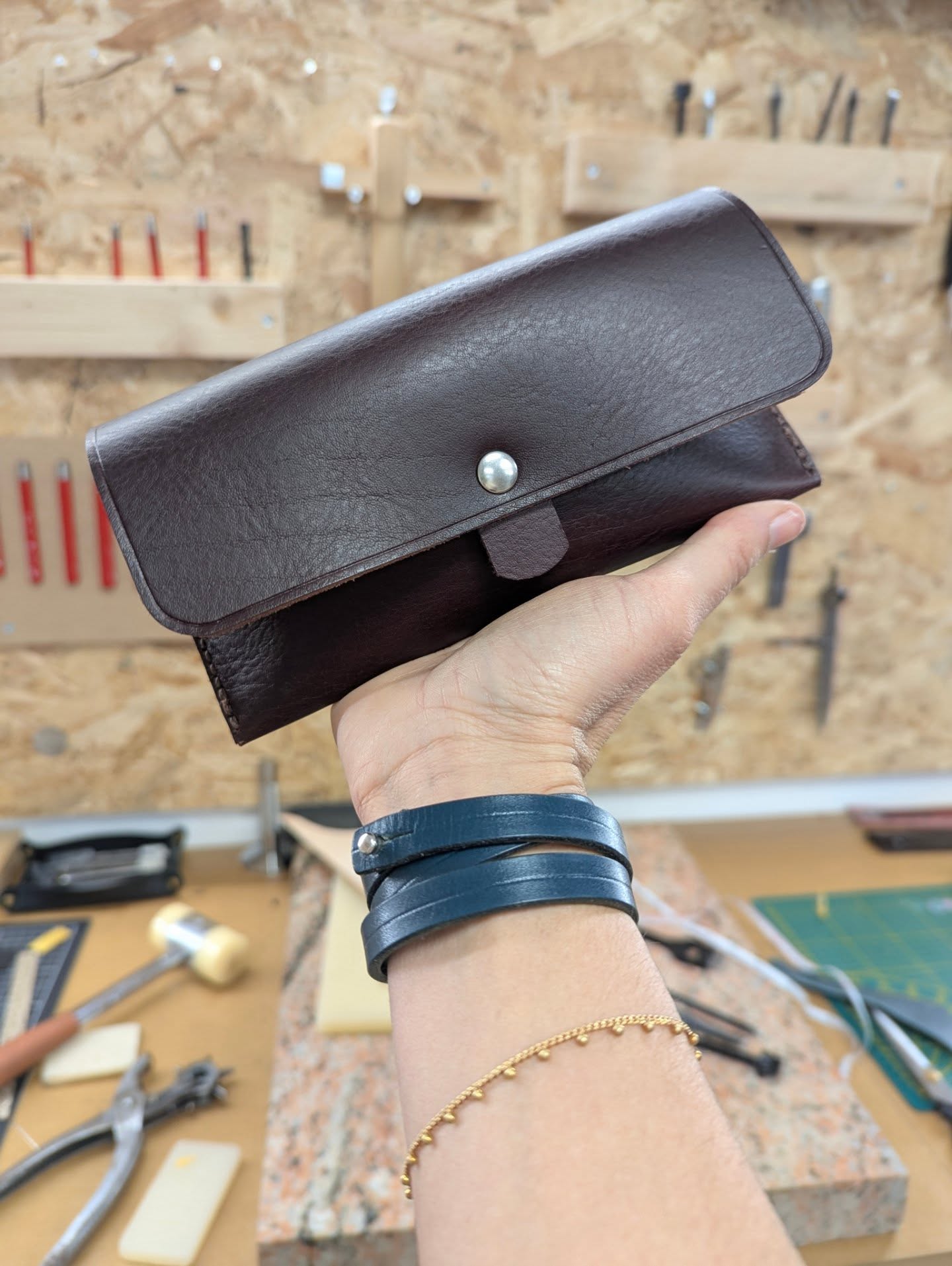 Fabrication sur mesure !
Quel que soit votre projet de maroquinerie sur mesure, j’y mets tout mon cœur. Chaque création commence par une écoute attentive, afin de donner naissance à une pièce qui vous ressemble. Plus qu’un simple objet, je façonne le cuir avec soin pour créer une pièce unique, pensée pour durer et vous accompagner dans le temps.
Lorsqu’une création prend vie dans mon atelier, elle porte déjà une intention, une histoire en devenir. C’est toujours un moment particulier pour moi, au moment des dernières finitions.
Cet étui est une commande réalisée pour Jacky, à la recherche de l’étui idéal depuis plusieurs années. Venu à l’atelier, il a choisi lui-même son cuir ainsi que les finitions, pour une pièce entièrement pensée selon ses envies.
✨ Chaque pièce sur mesure raconte une histoire. Et si la prochaine était la tienne ?
Bonne soirée
Marion
#maroquinerieartisanale #cuirsurmesure #artisanatfrancais #slowfashion #objetsdurables